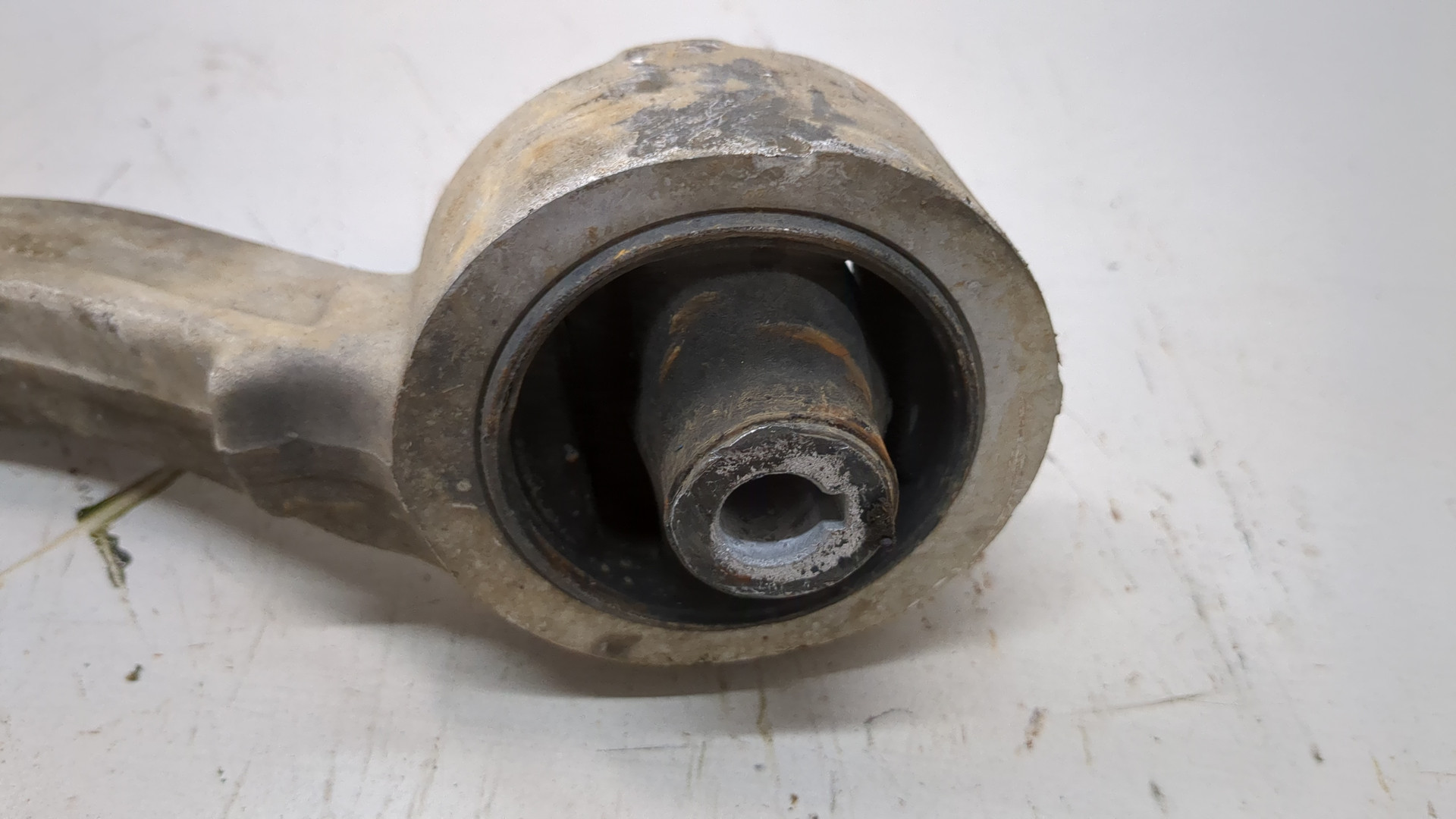 Рычаг передний правый