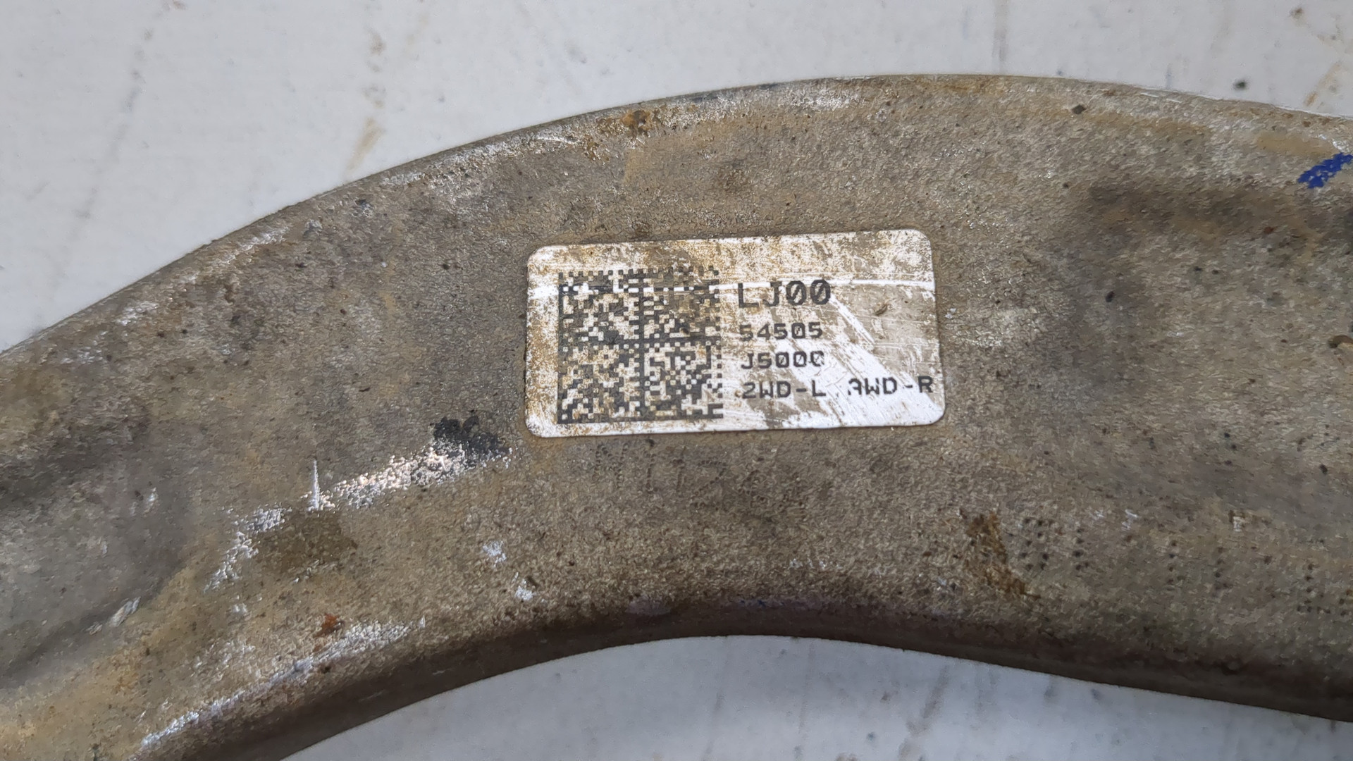 Рычаг передний правый