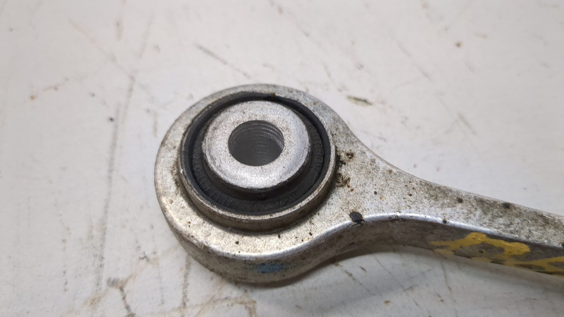 Рычаг передний