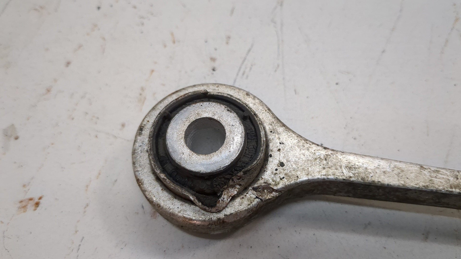 Рычаг передний