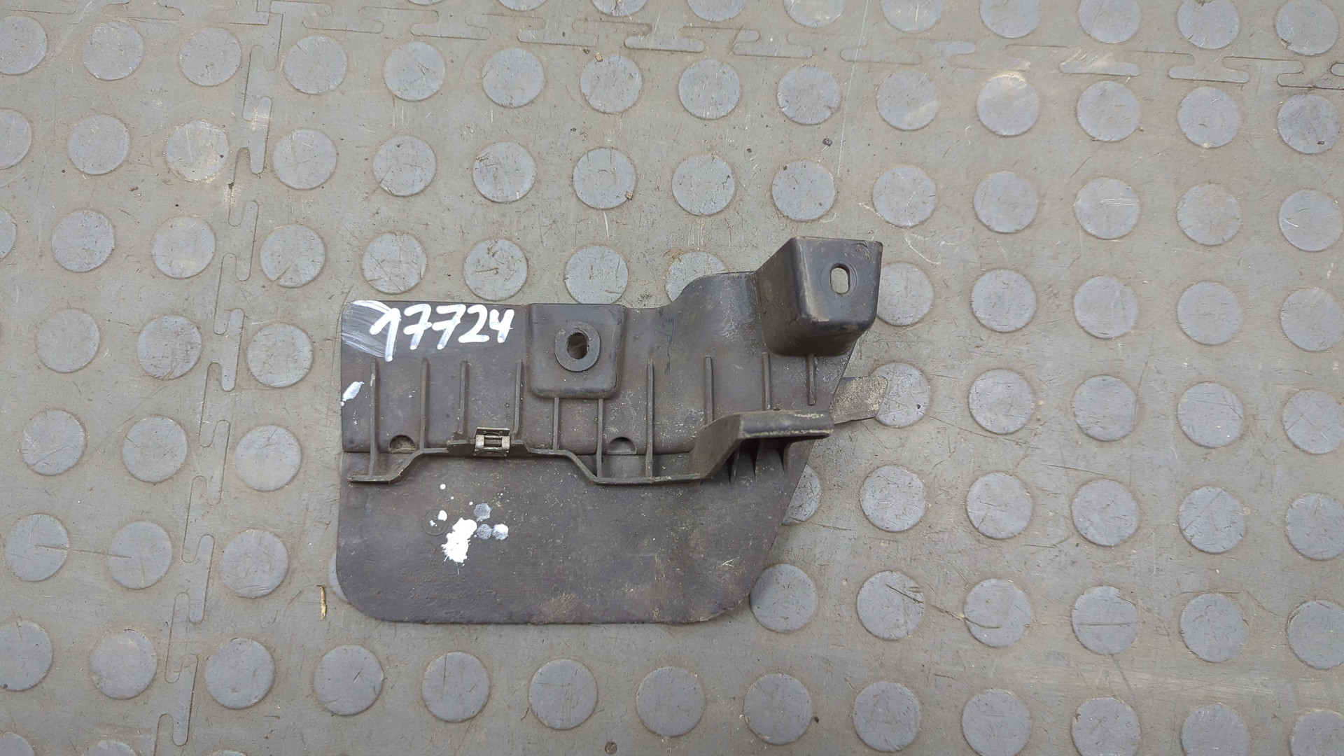 Брызговик передний левый