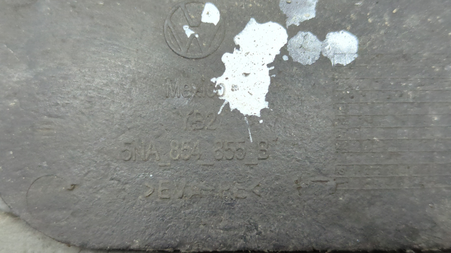 Брызговик передний левый