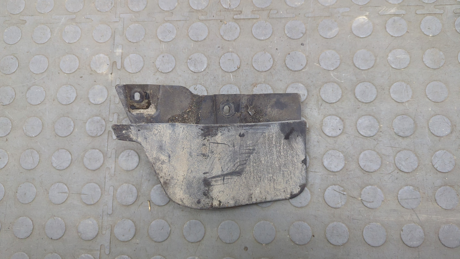 Брызговик передний левый