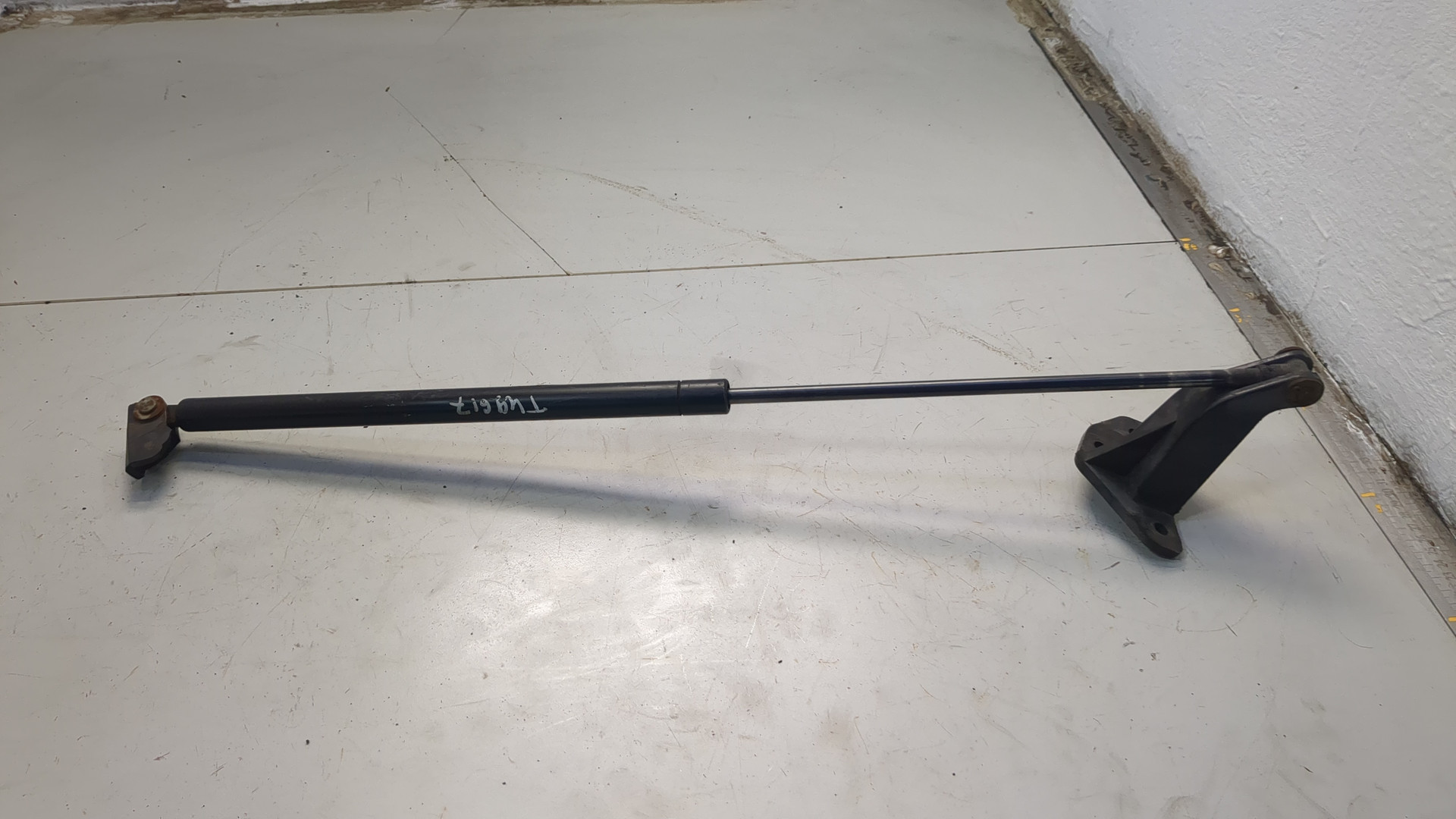 Амортизатор капота