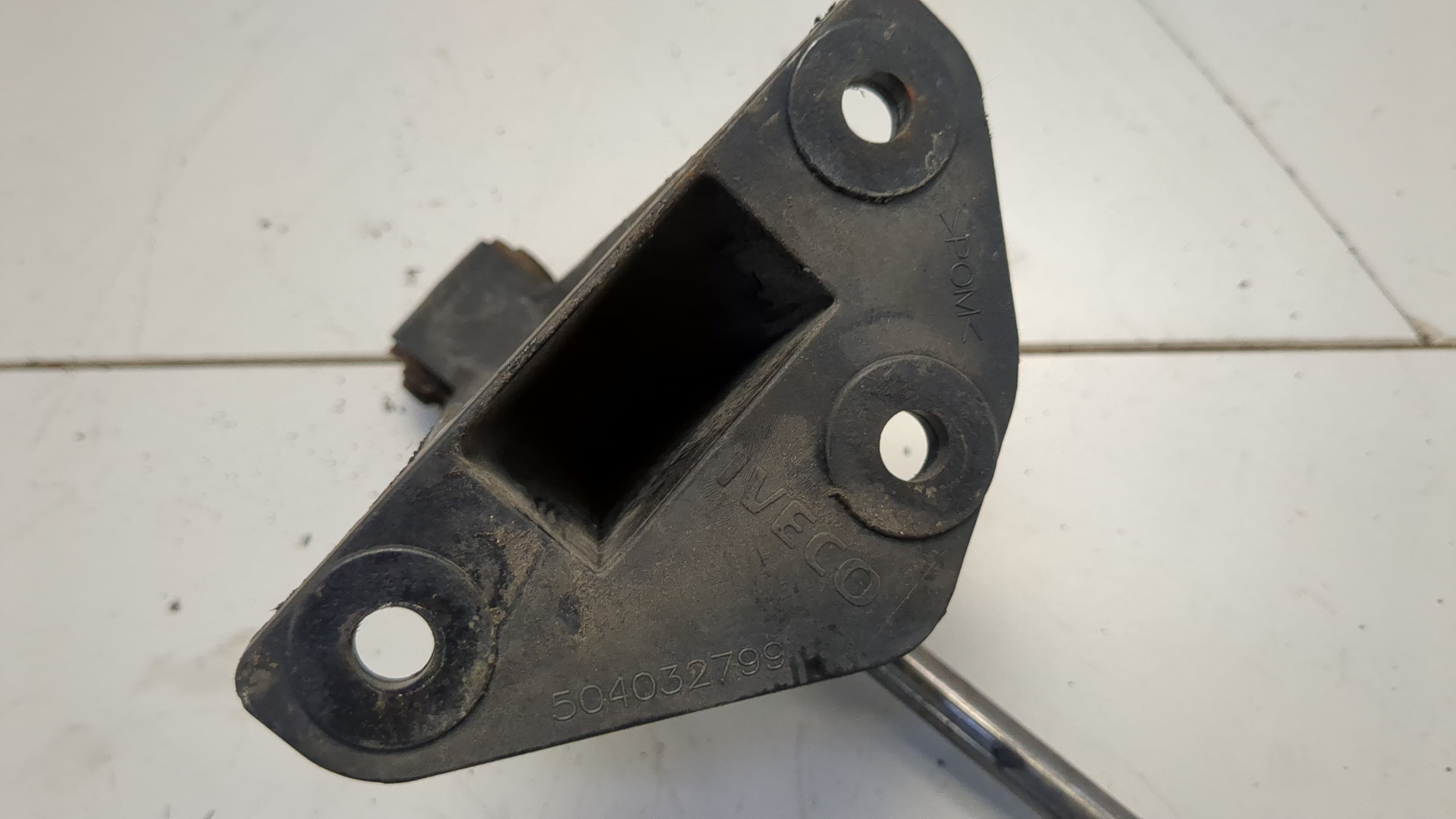 Амортизатор капота