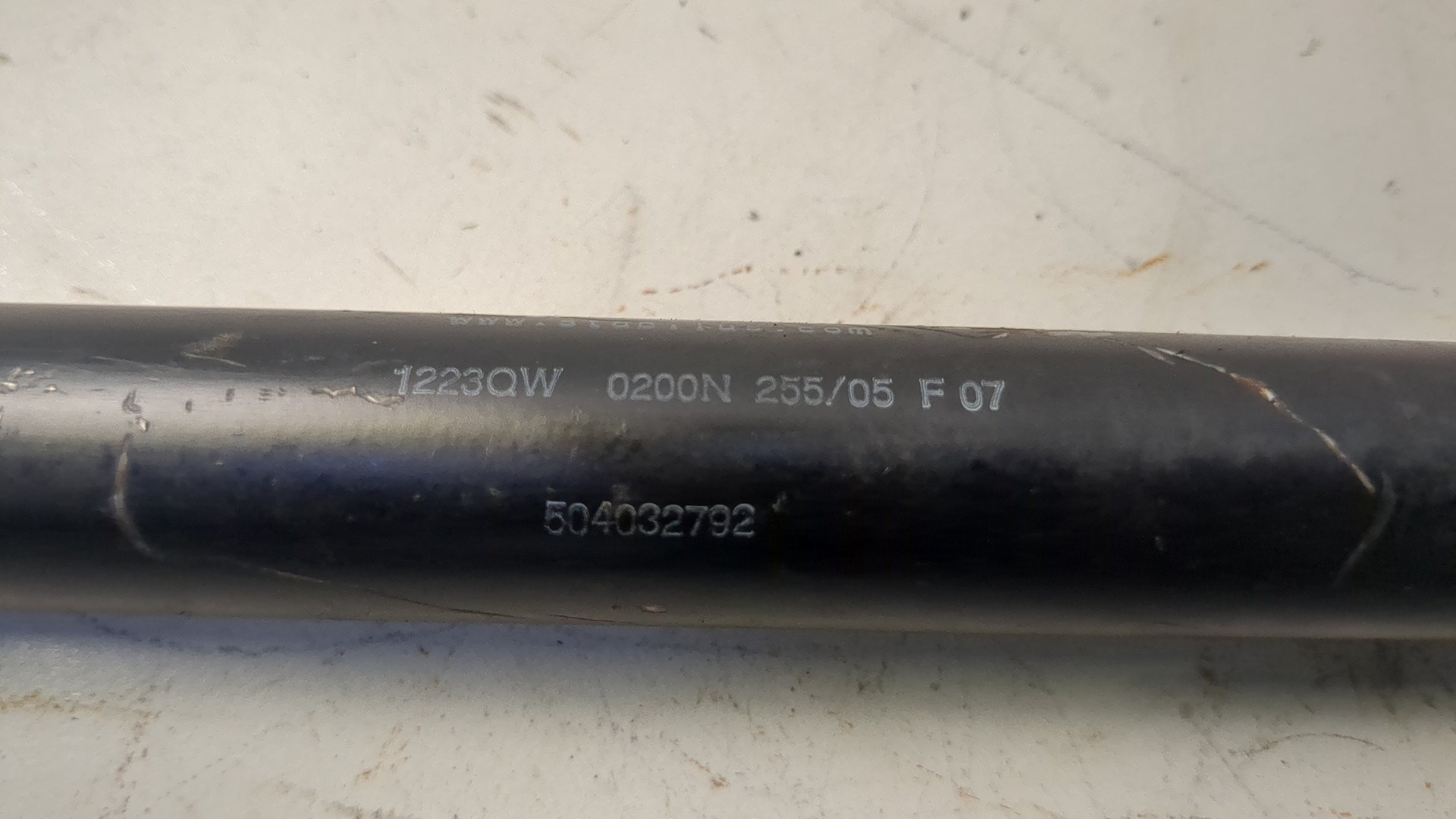 Амортизатор капота