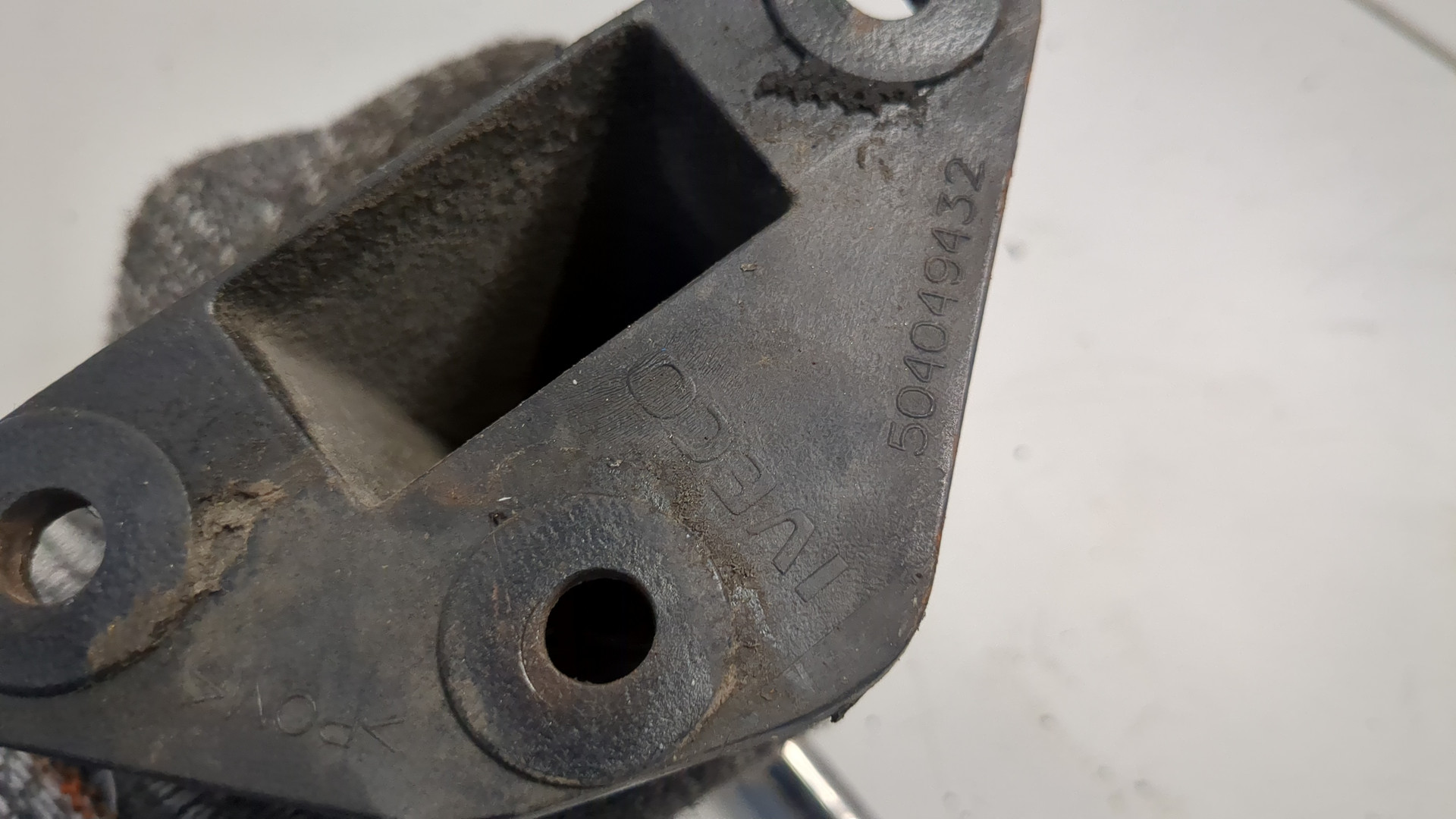 Амортизатор капота