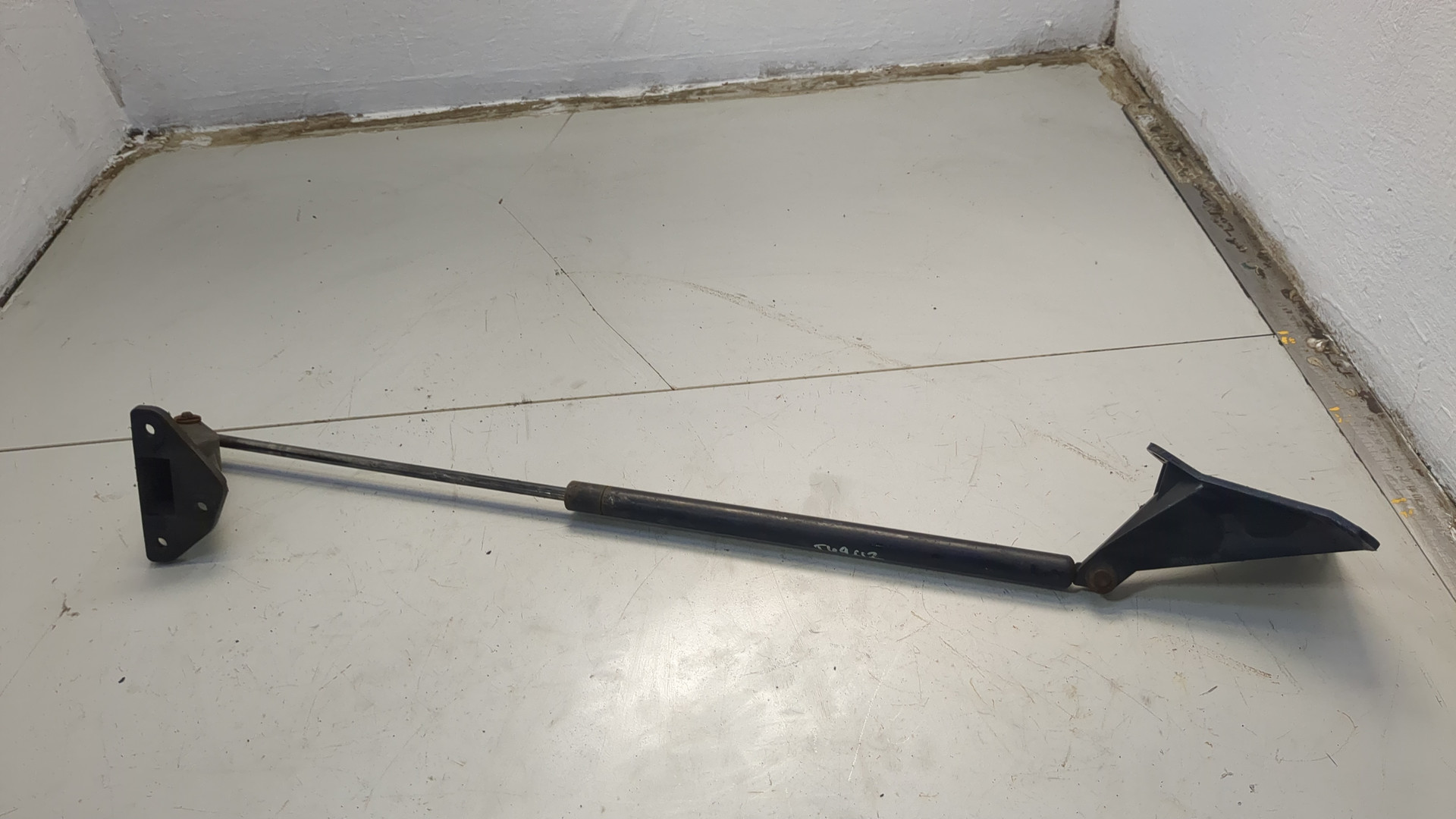 Амортизатор капота