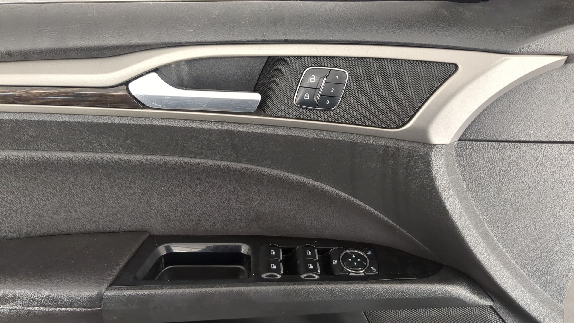 Дверь передняя левая