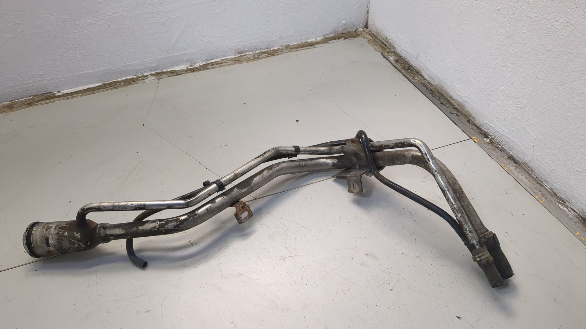 Горловина топливного бака