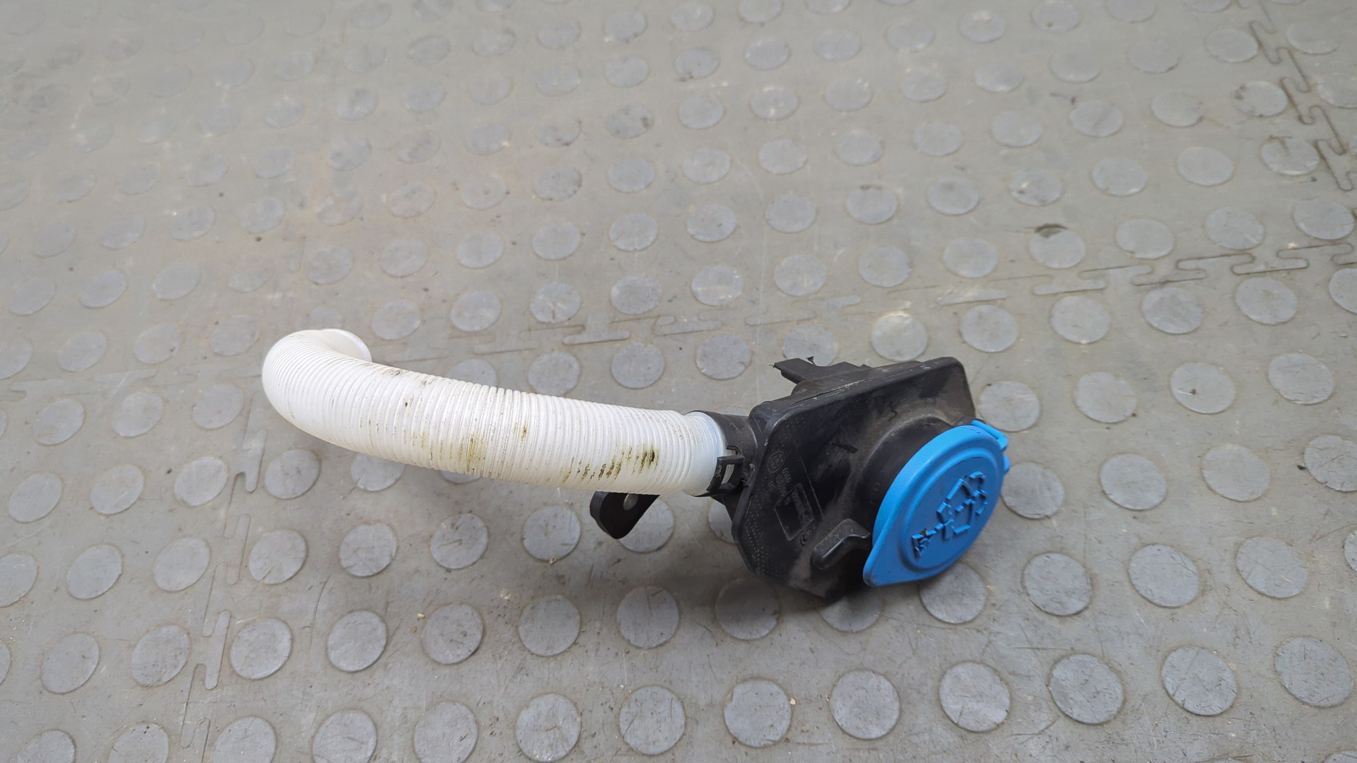 Горловина бачка омывателя