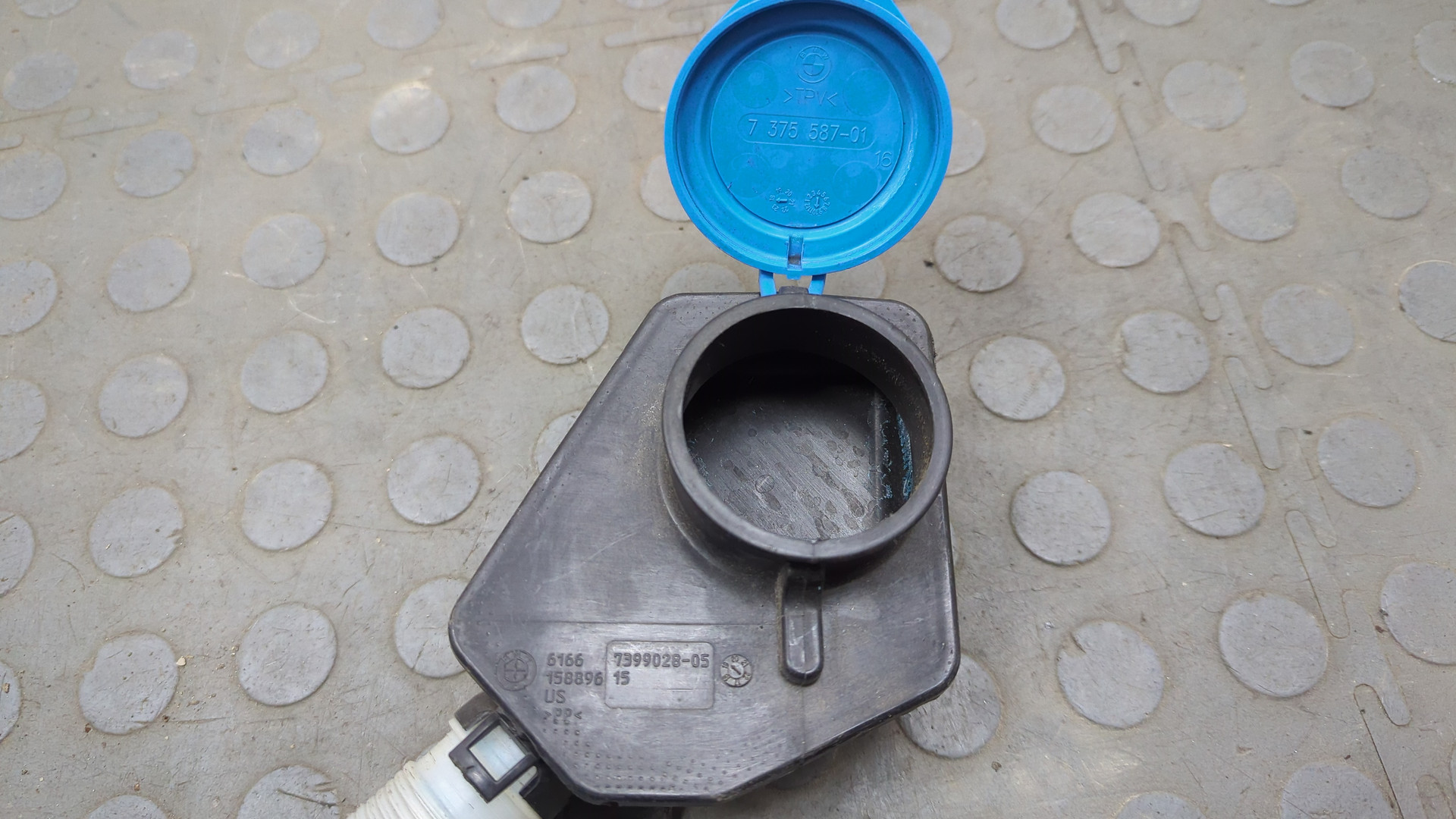 Горловина бачка омывателя