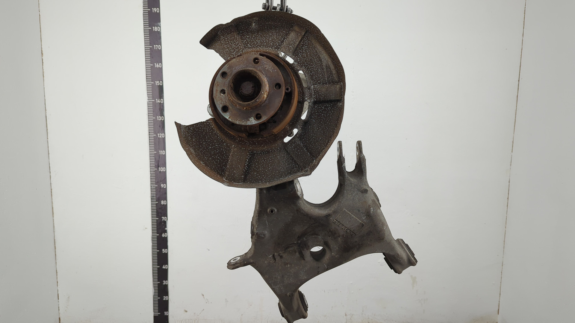 Кулак поворотный задний правый