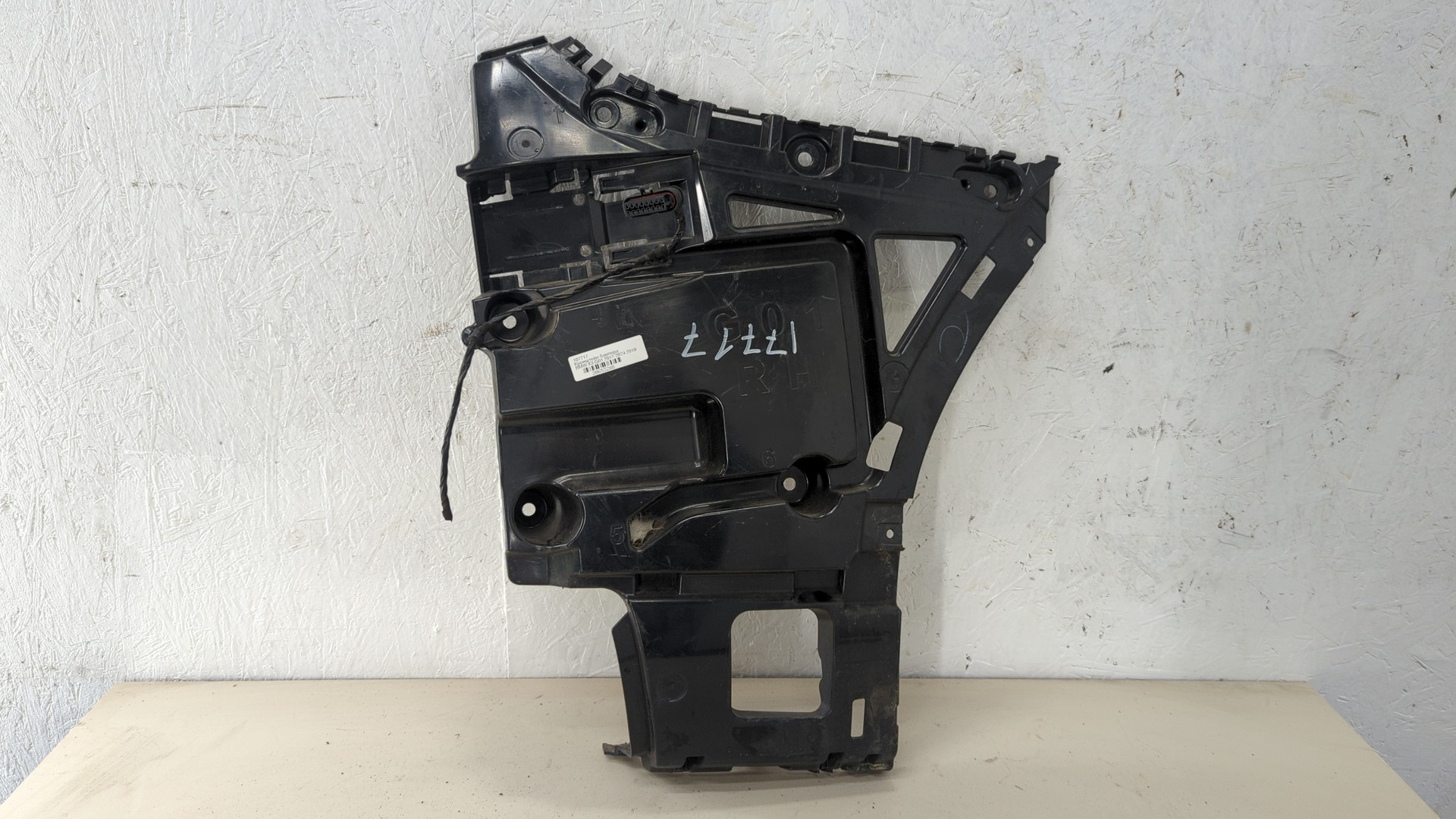 Кронштейн заднего бампера правый