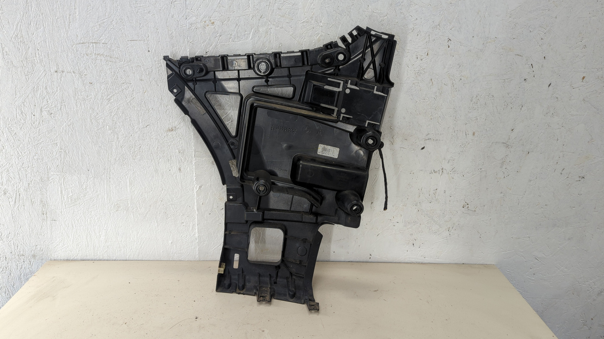 Кронштейн заднего бампера правый