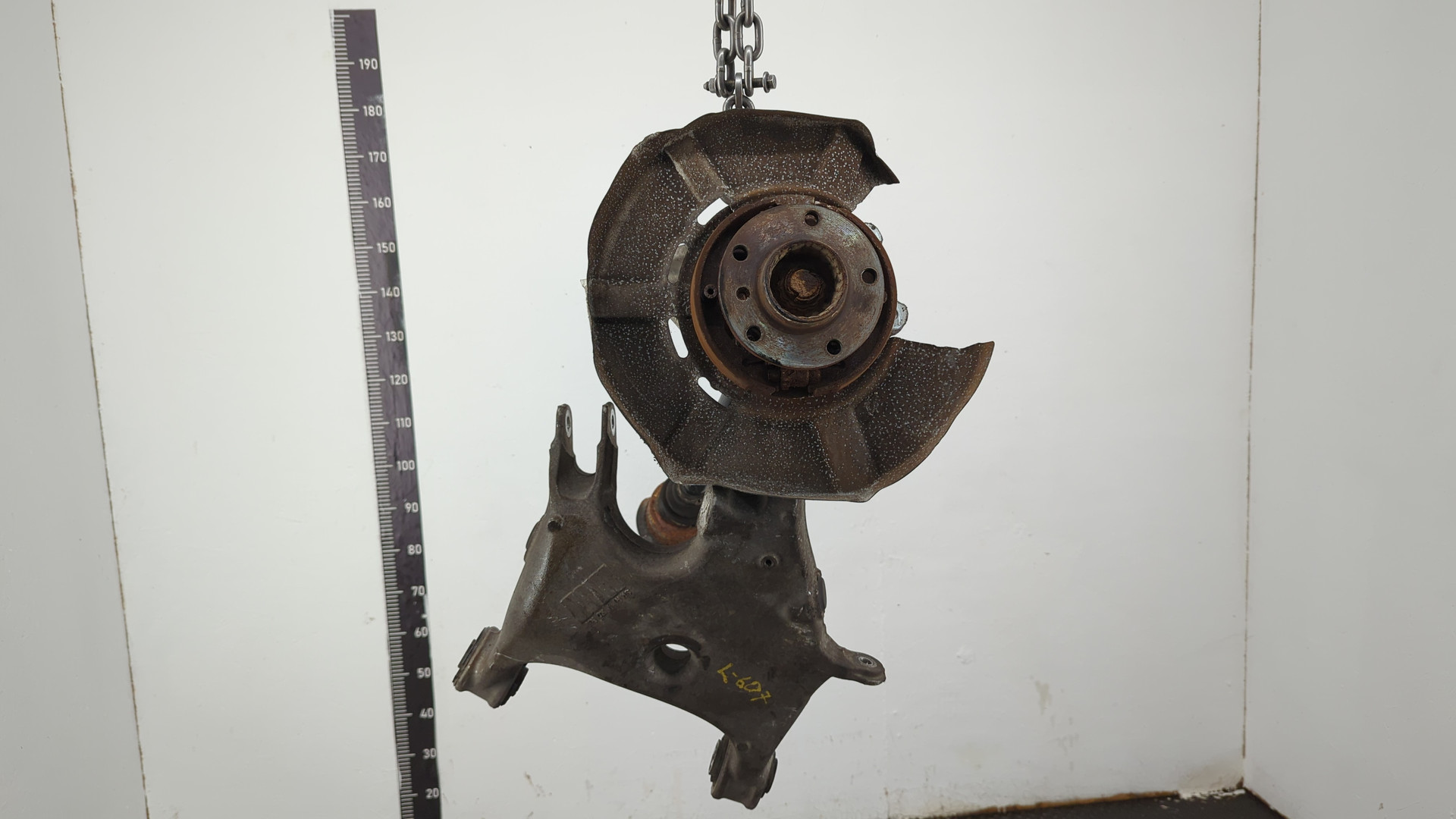 Кулак поворотный задний левый