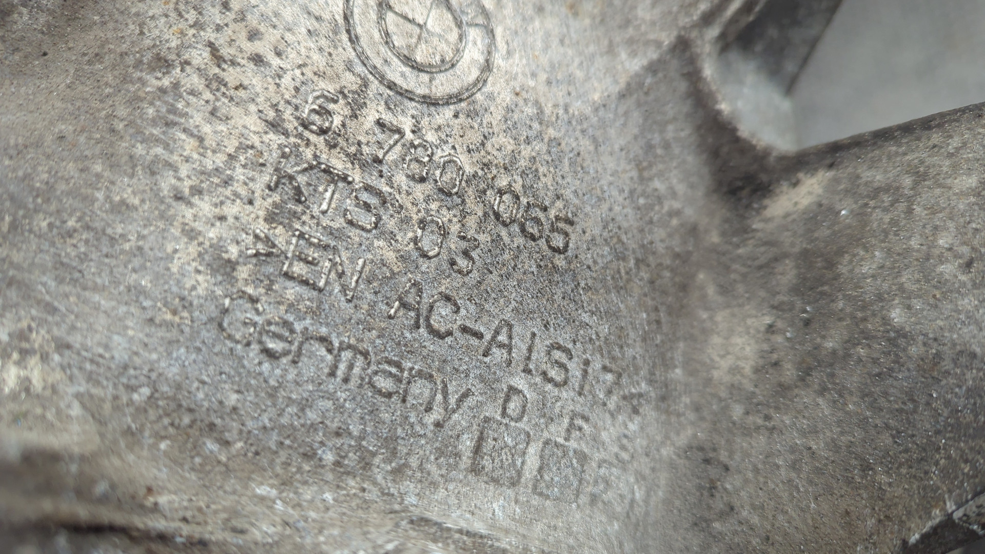 Кулак поворотный задний левый