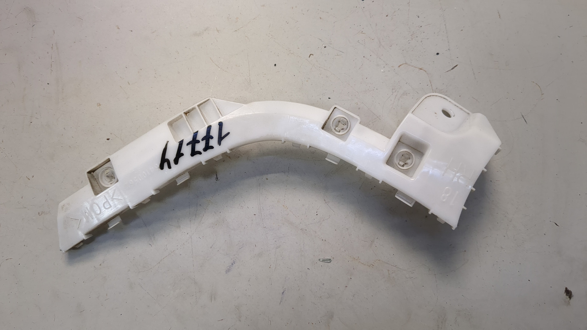 Кронштейн заднего бампера правый