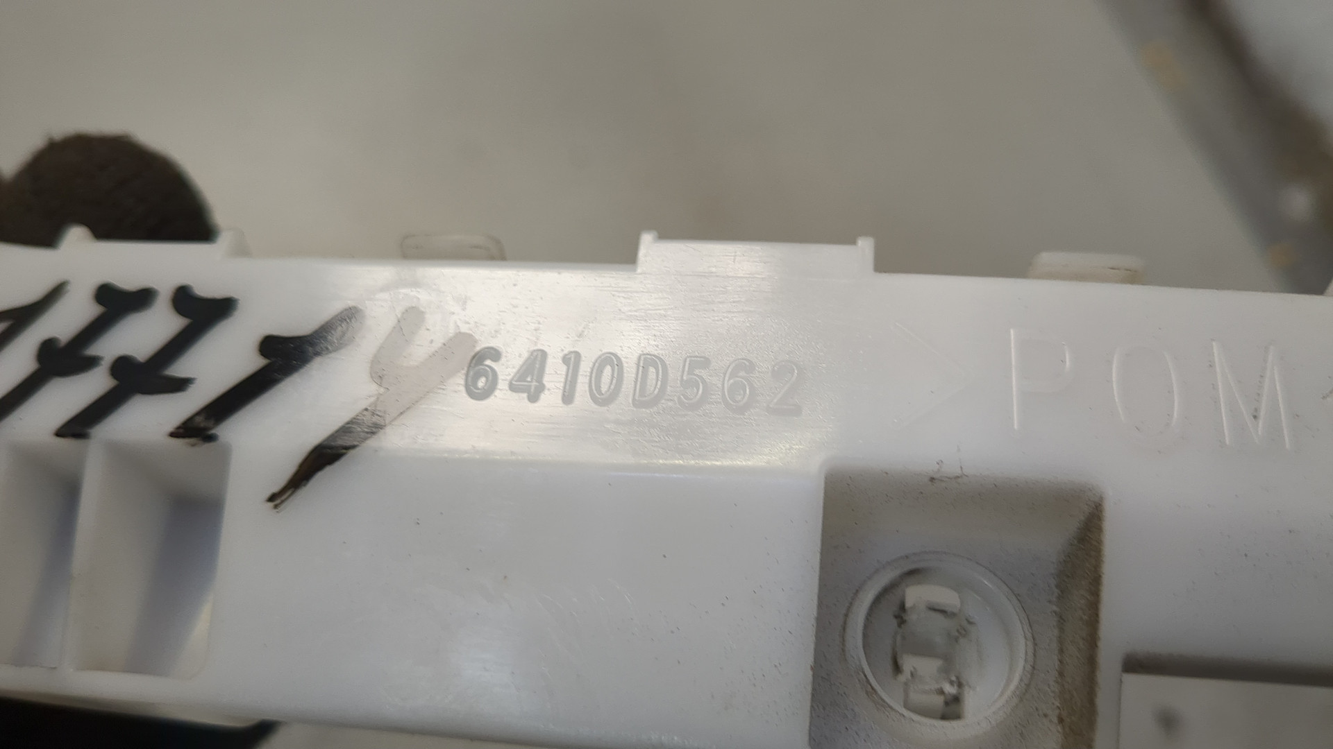 Кронштейн заднего бампера правый