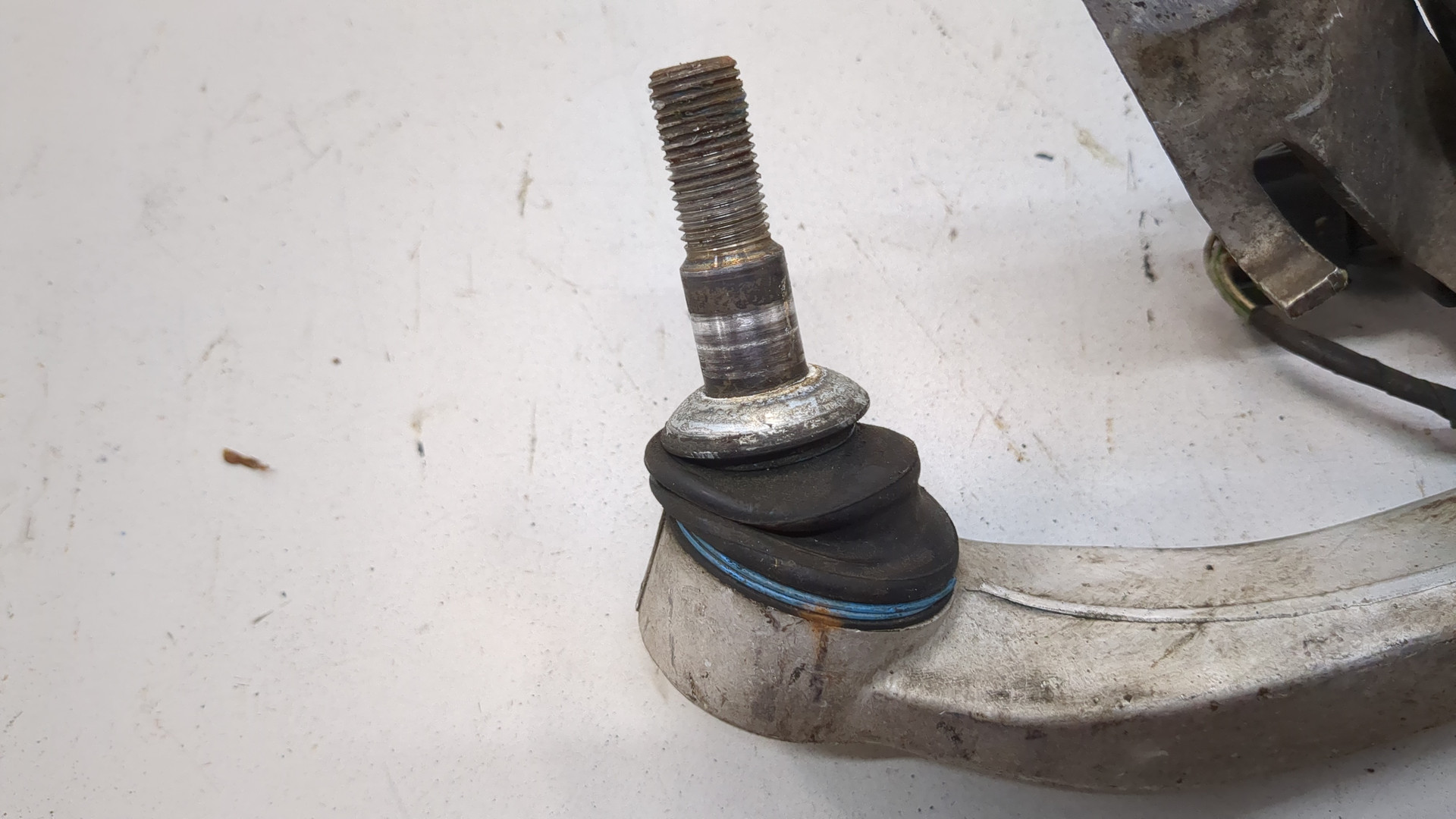 Рычаг передний правый