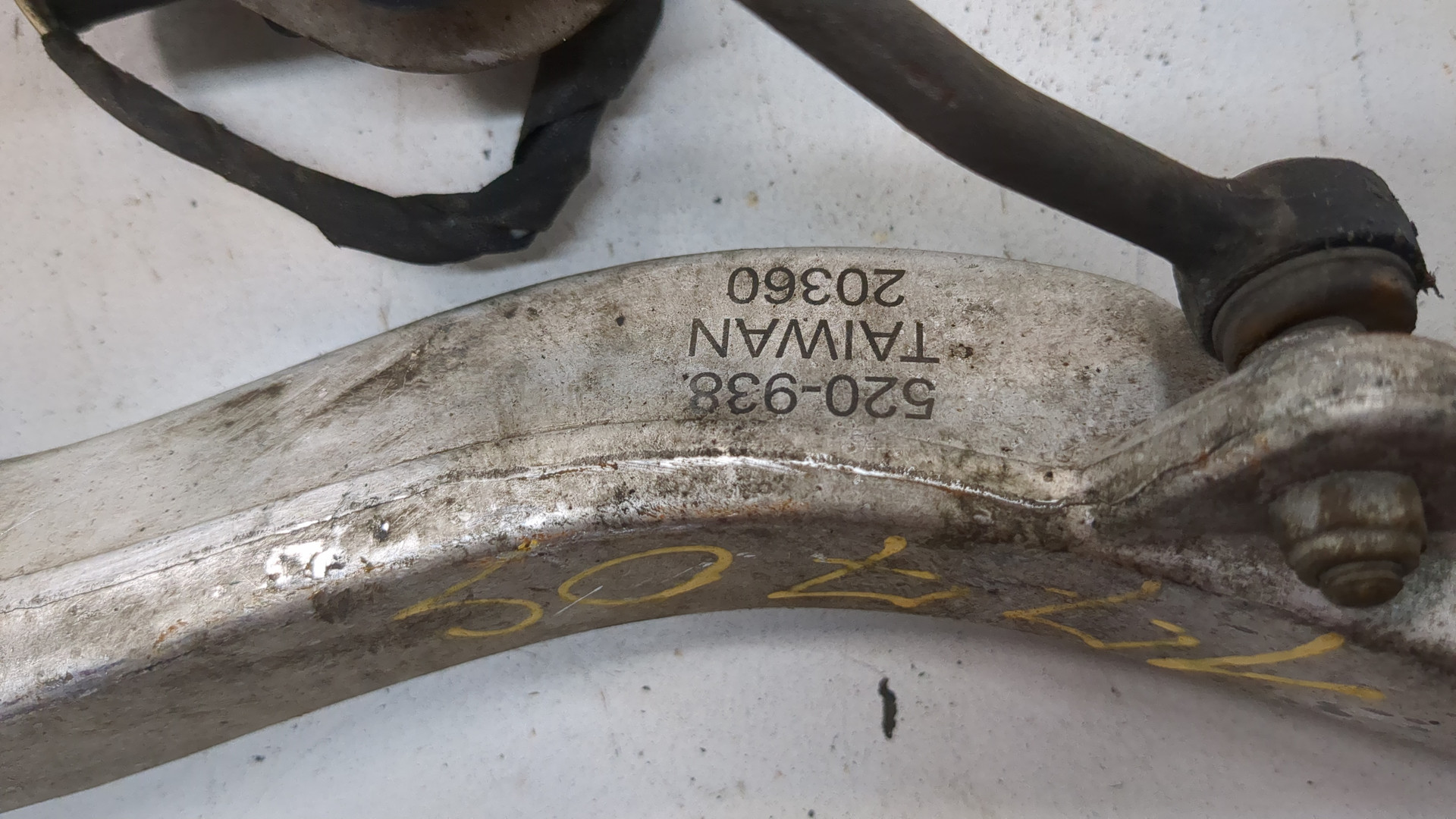 Рычаг передний правый