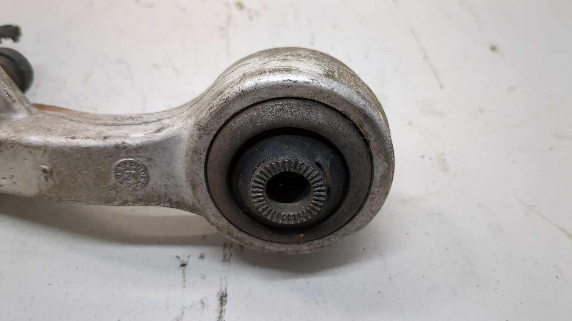 Рычаг передний правый