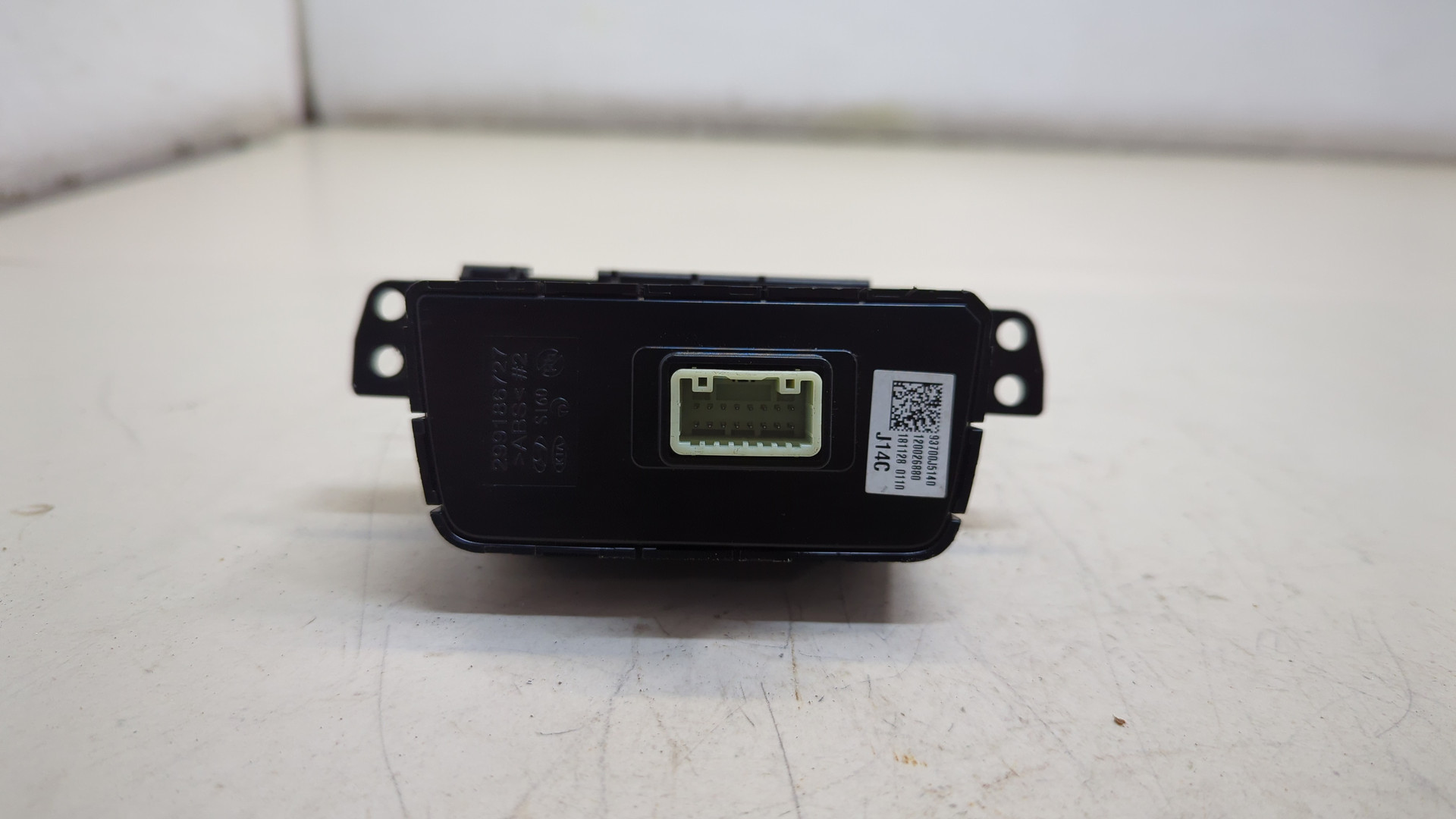 Кнопка открывания багажника