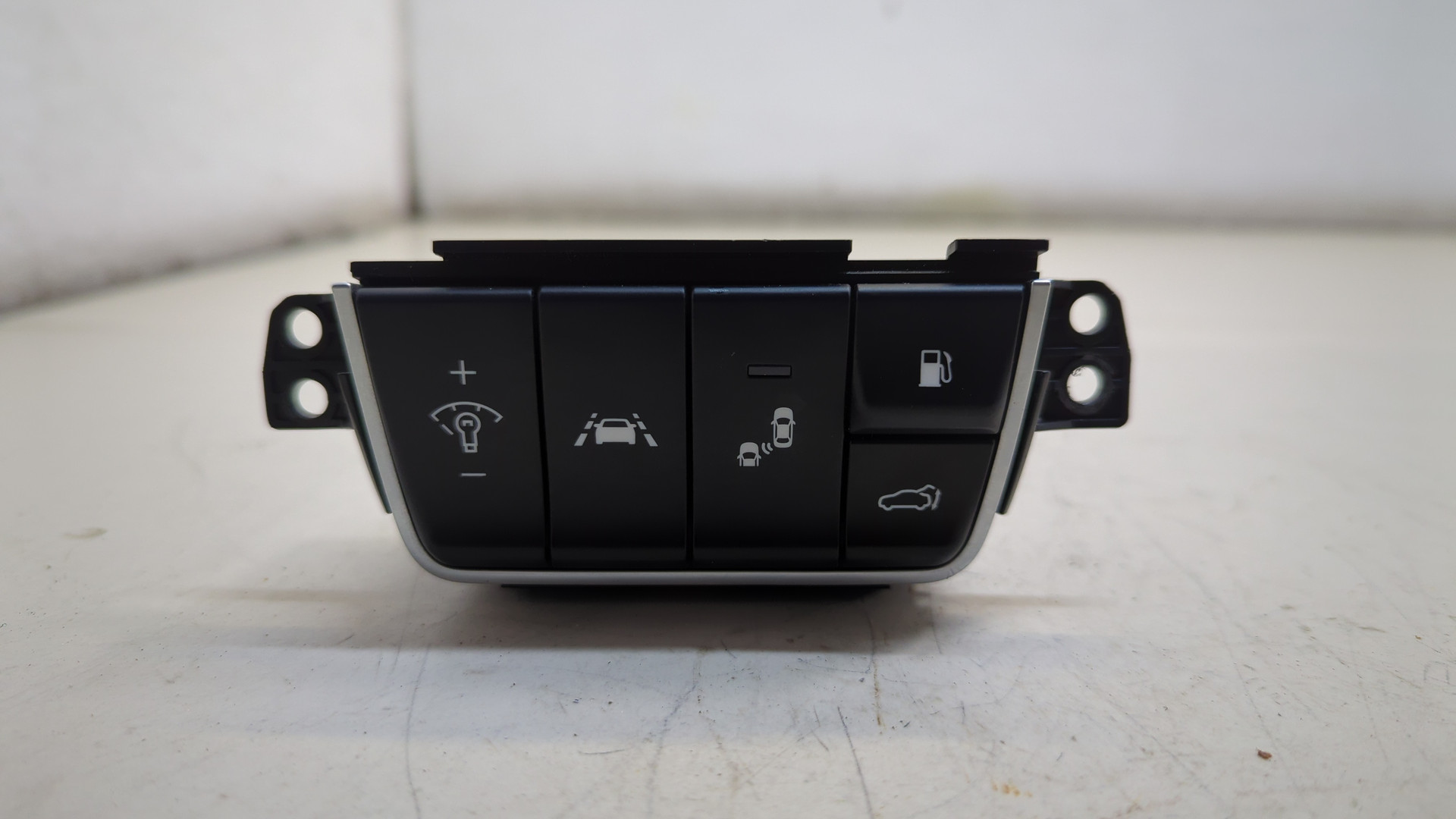 Кнопка открывания багажника