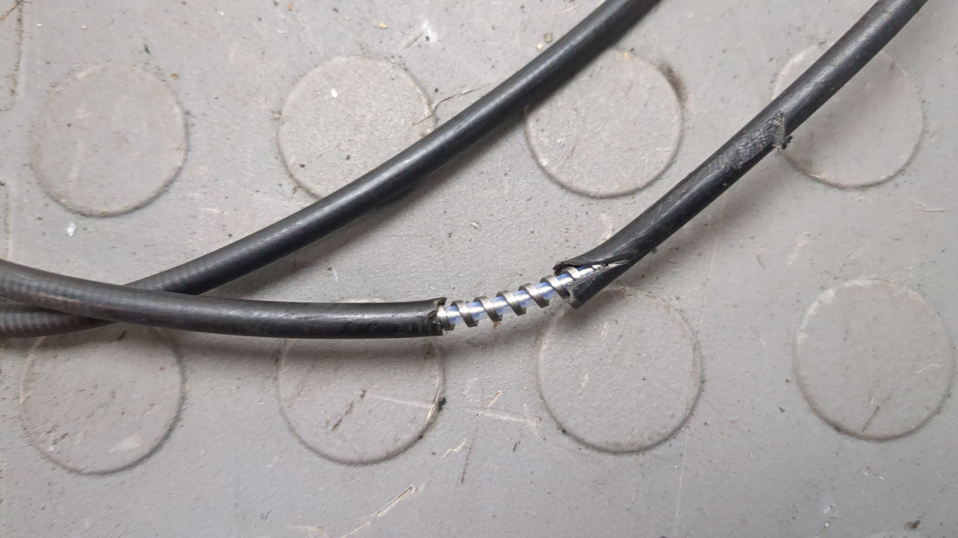 Трос открывания капота