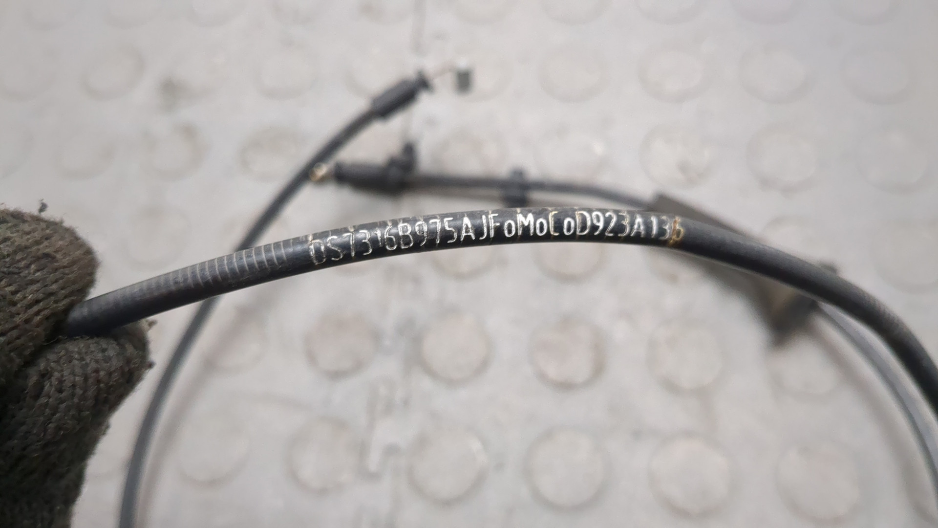 Трос открывания капота