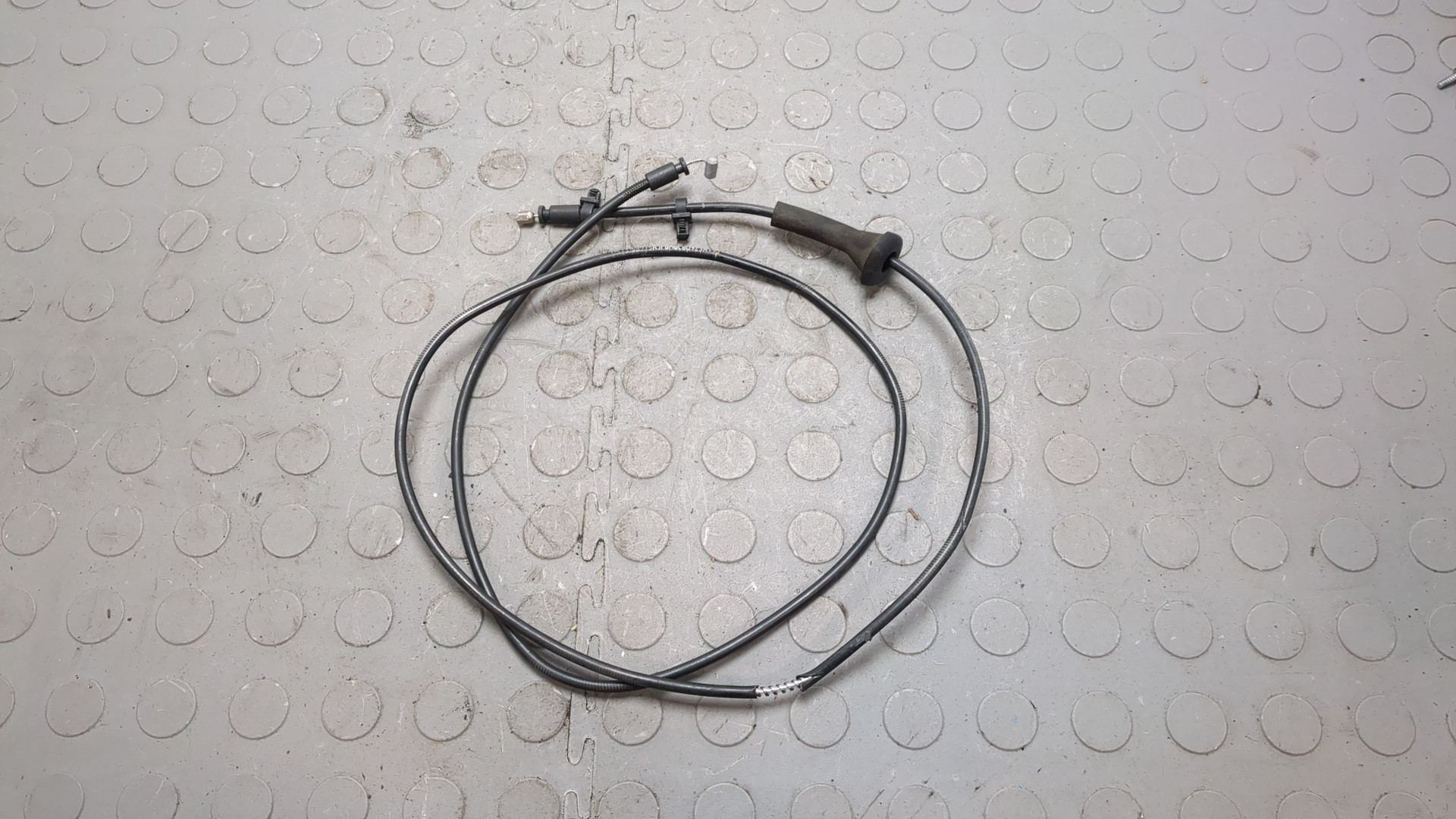 Трос открывания капота