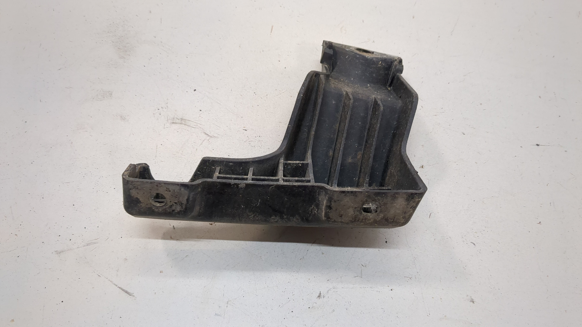 Кронштейн заднего бампера левый