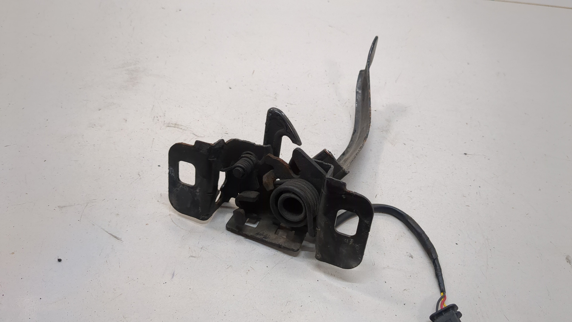 Замок капота