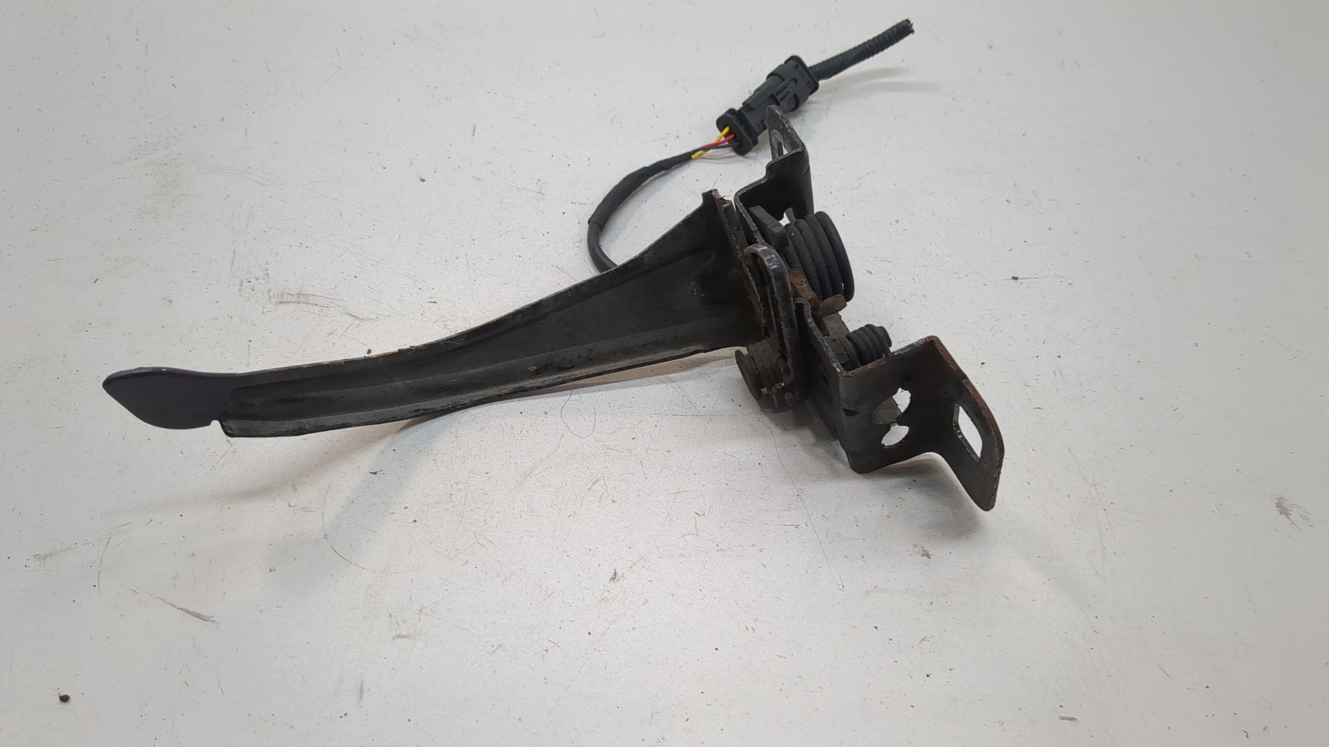 Замок капота