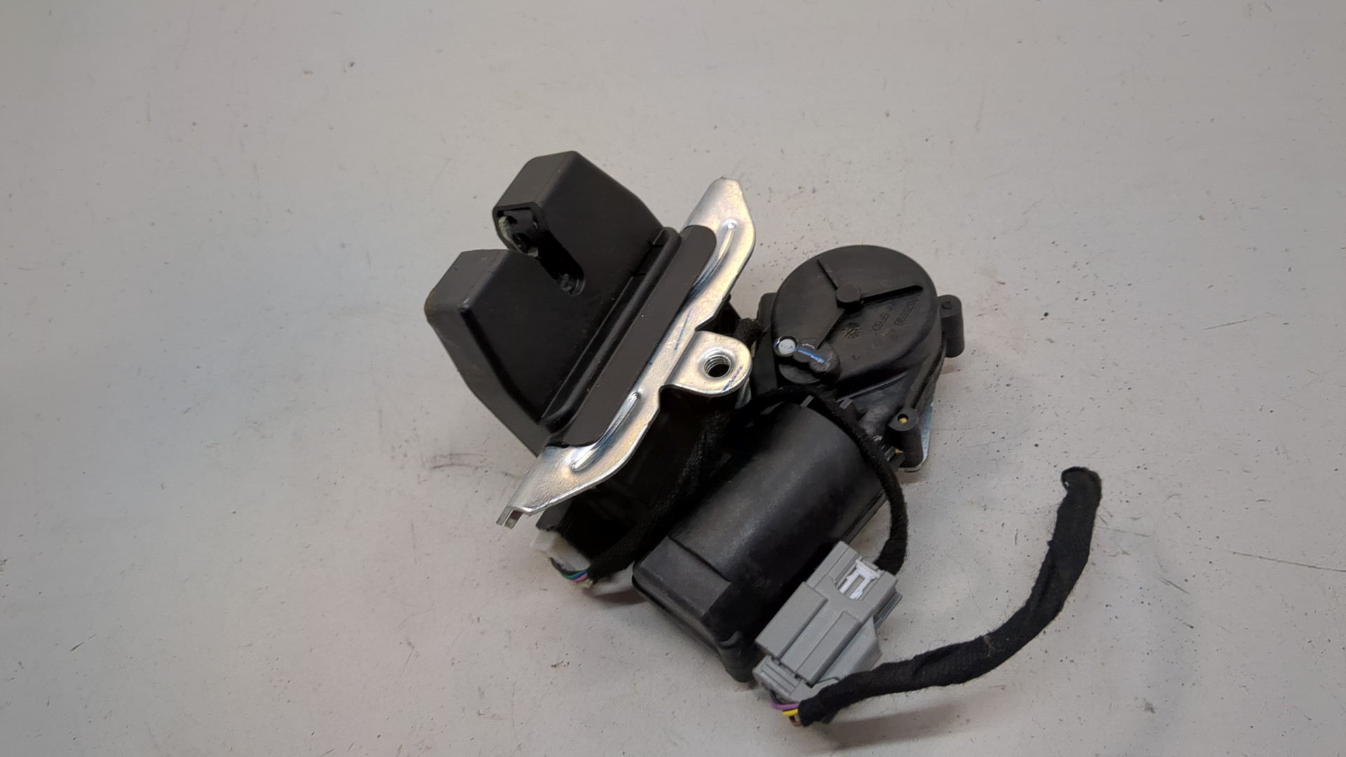 Замок багажника