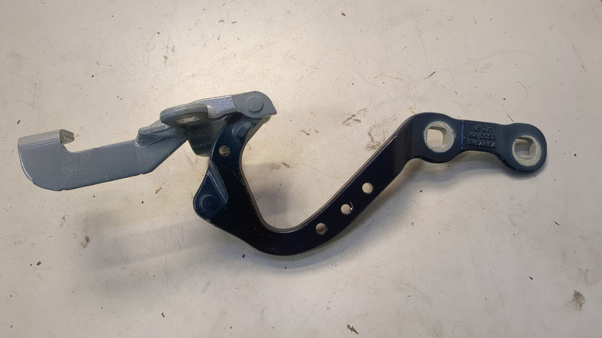 Петля крышки багажника