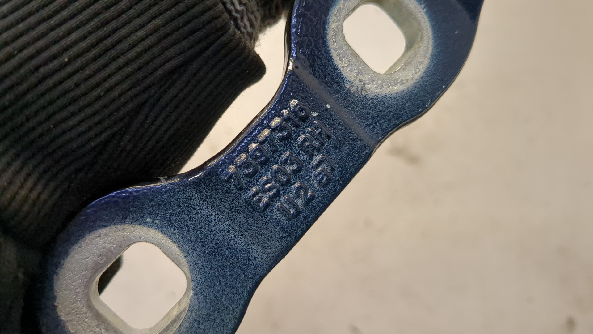 Петля крышки багажника