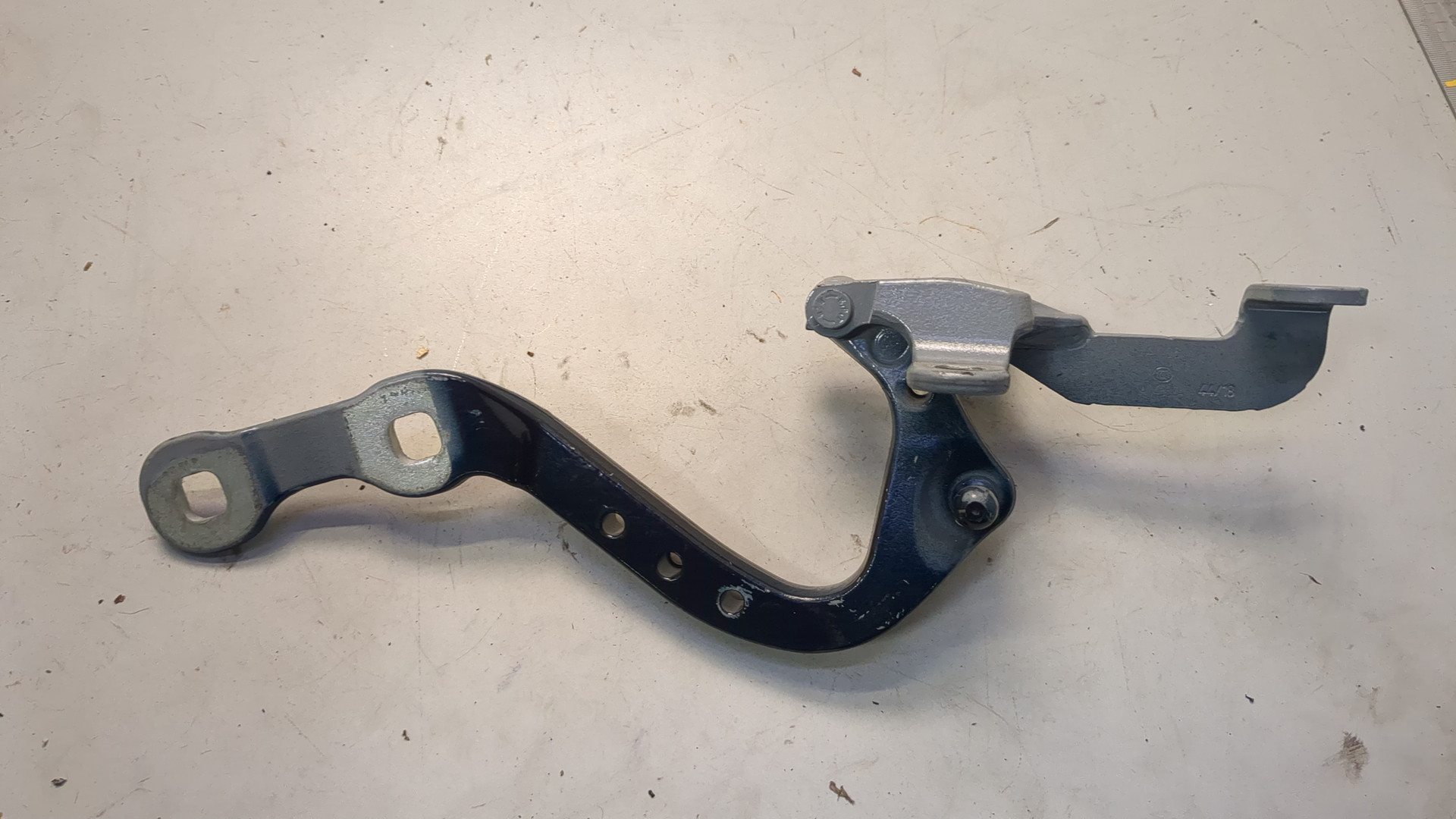 Петля крышки багажника