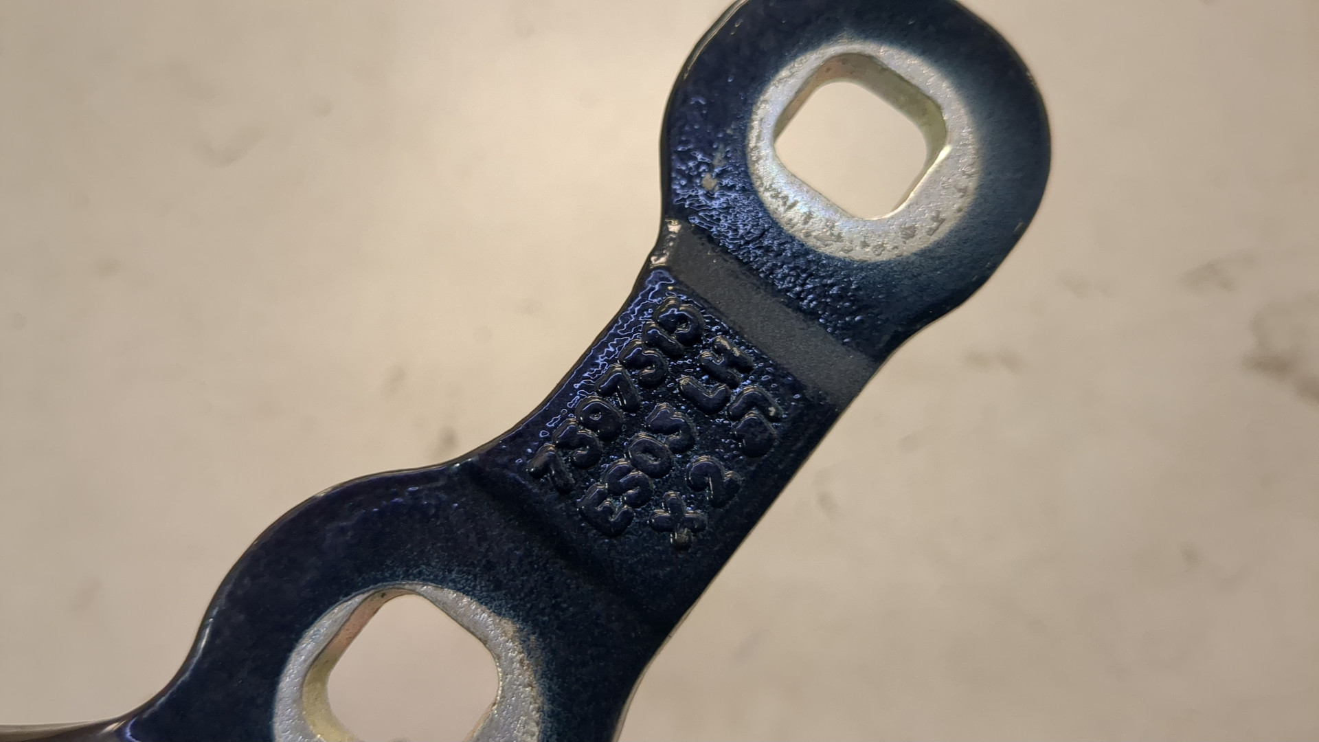 Петля крышки багажника