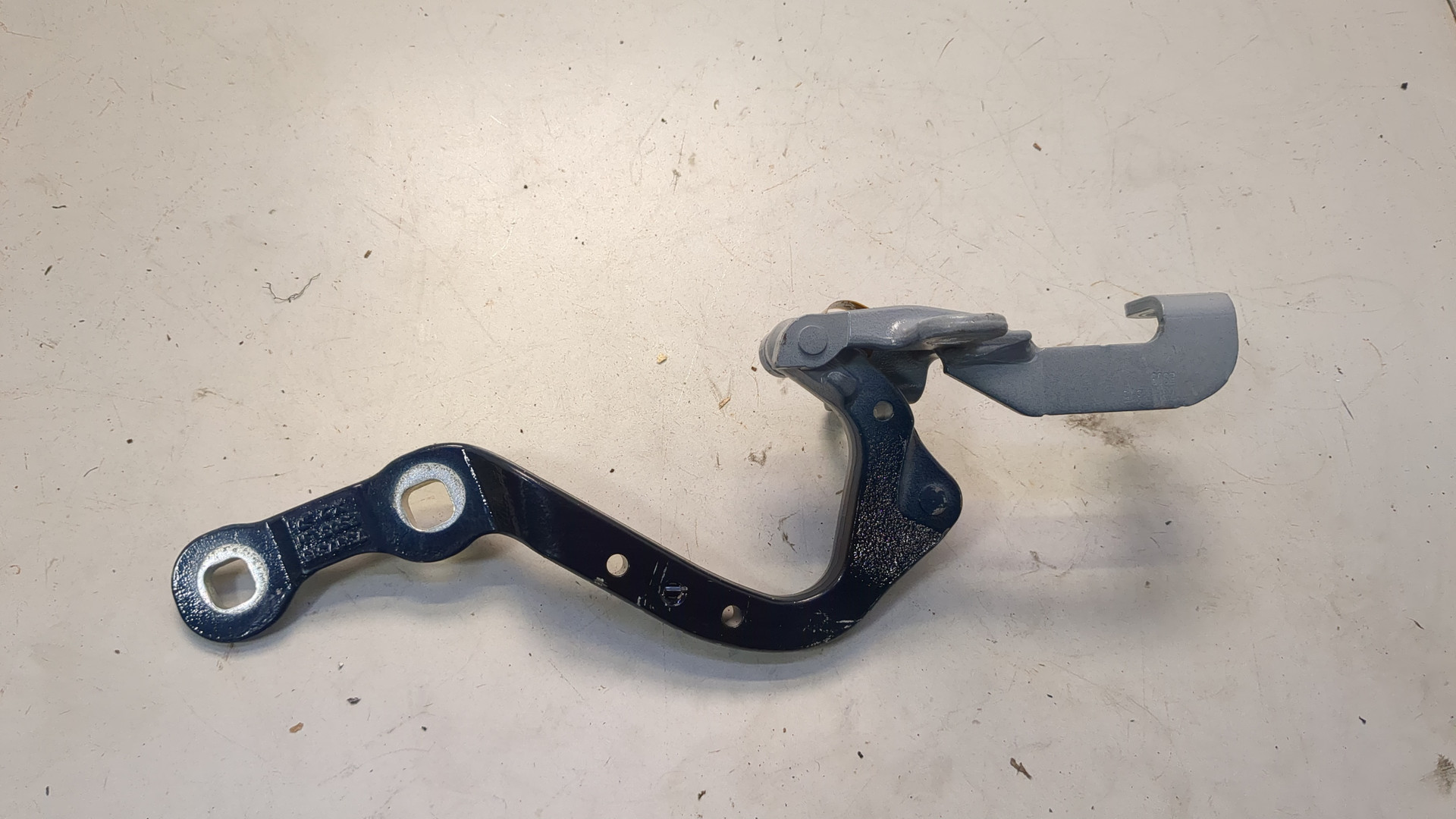 Петля крышки багажника