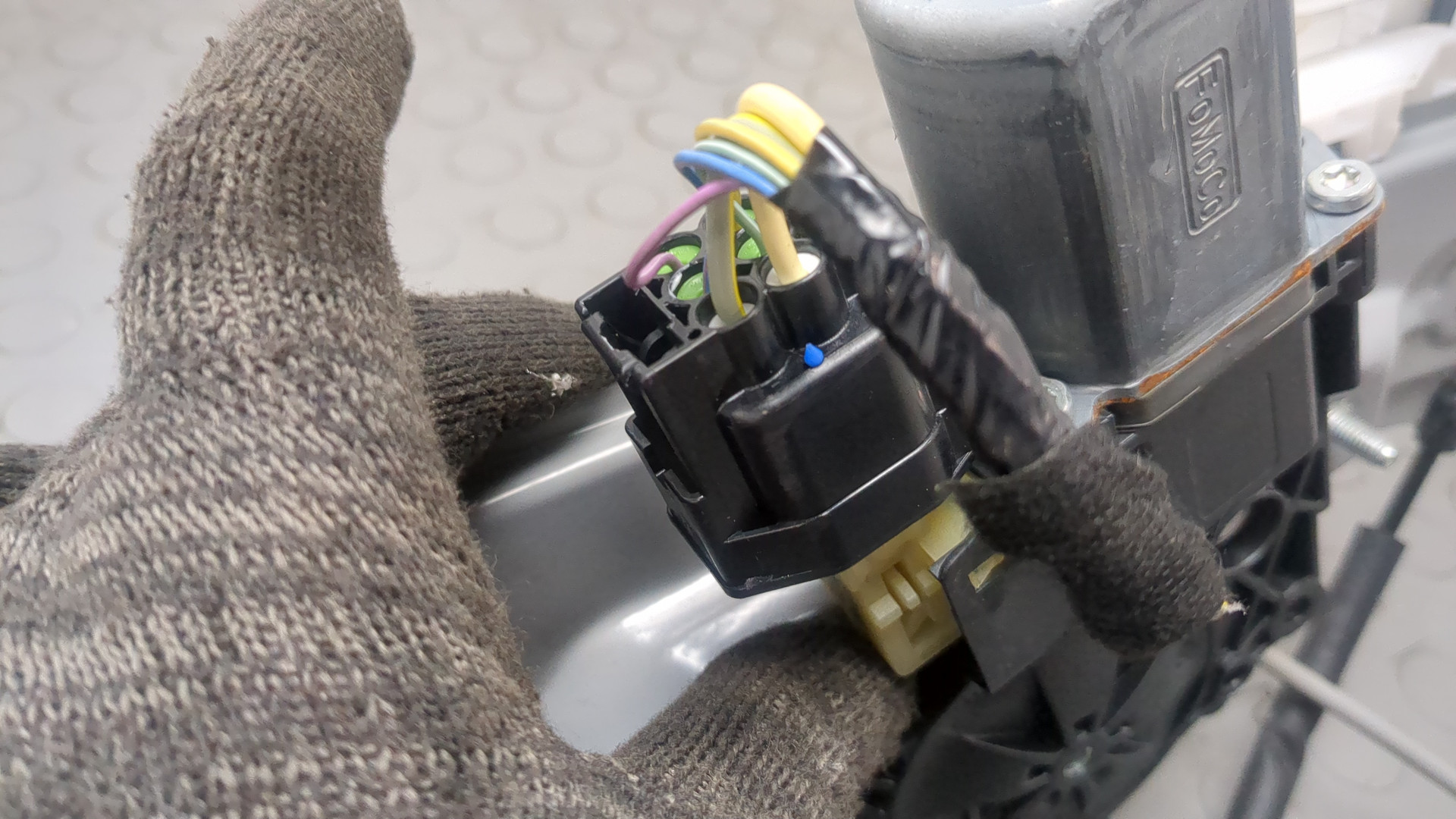 Стеклоподъемник электр. передний правый