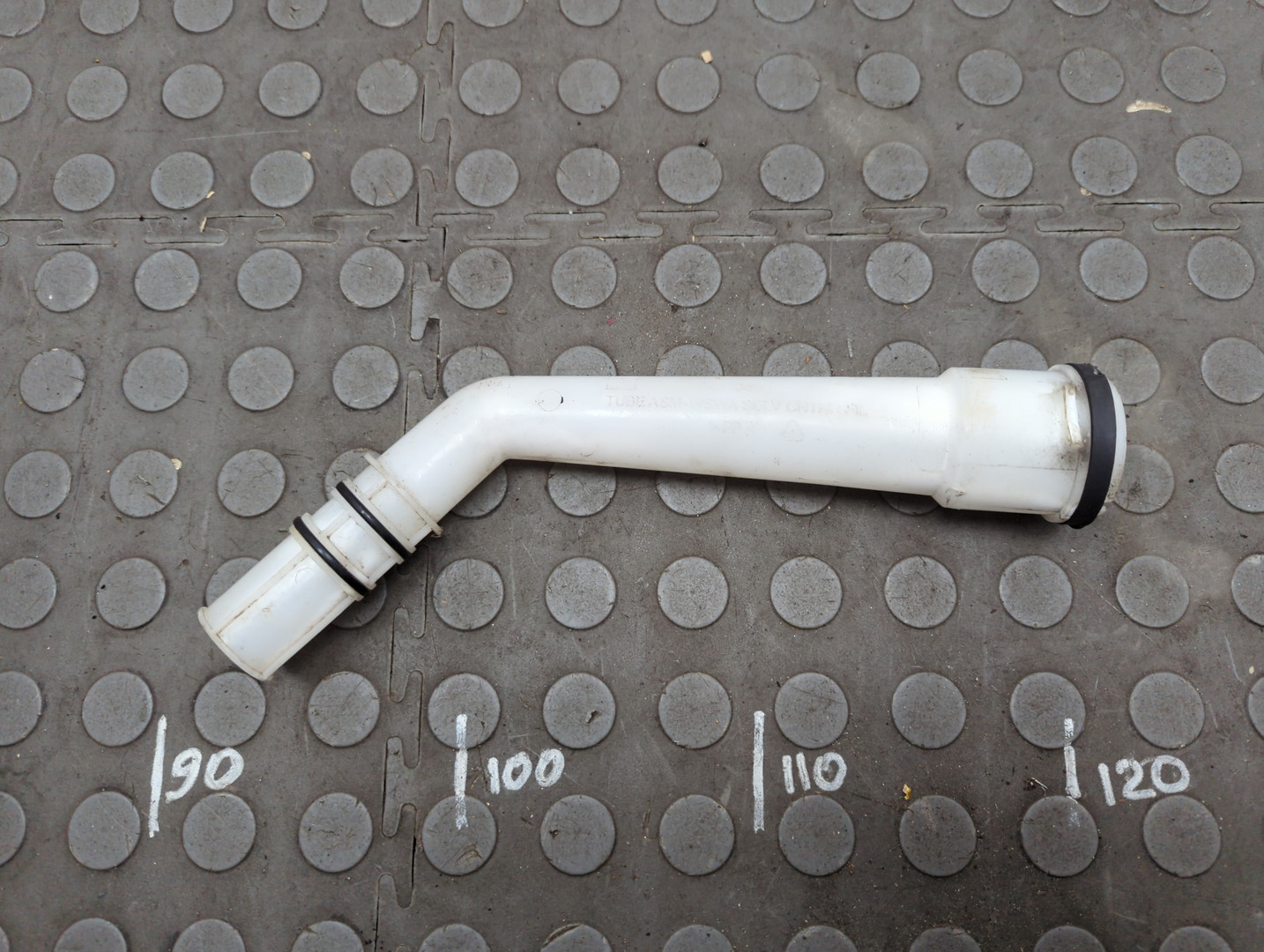 Горловина бачка омывателя