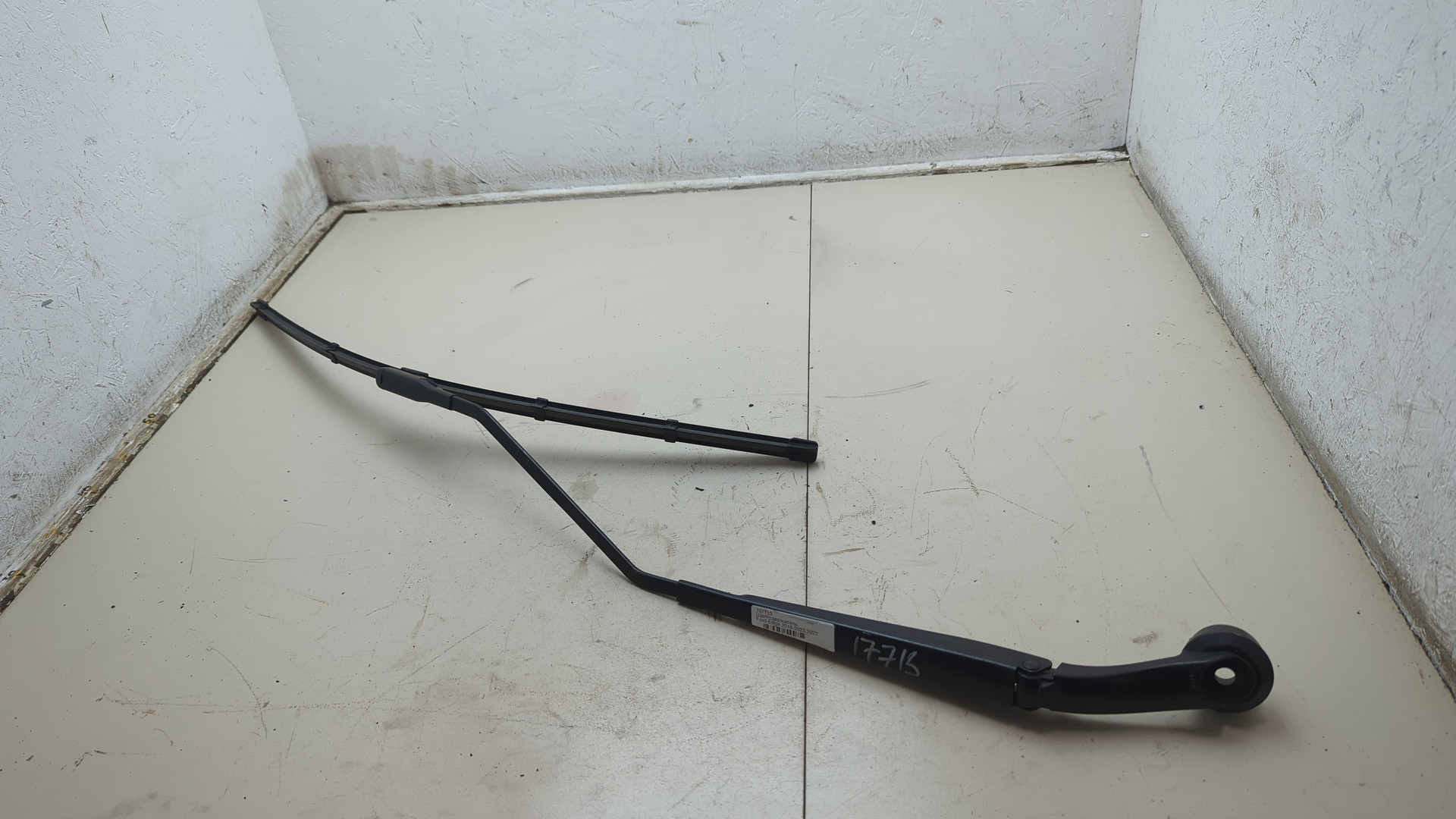 Поводок стеклоочистителя передний левый