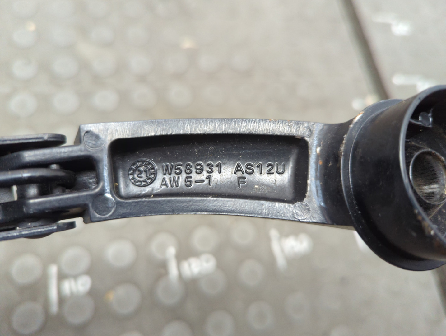 Поводок стеклоочистителя передний левый