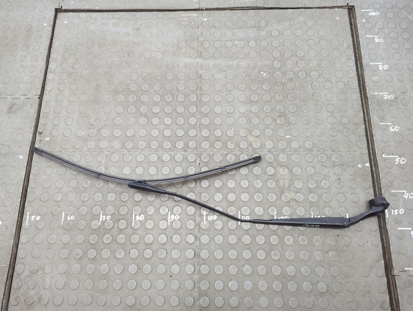 Поводок стеклоочистителя передний левый