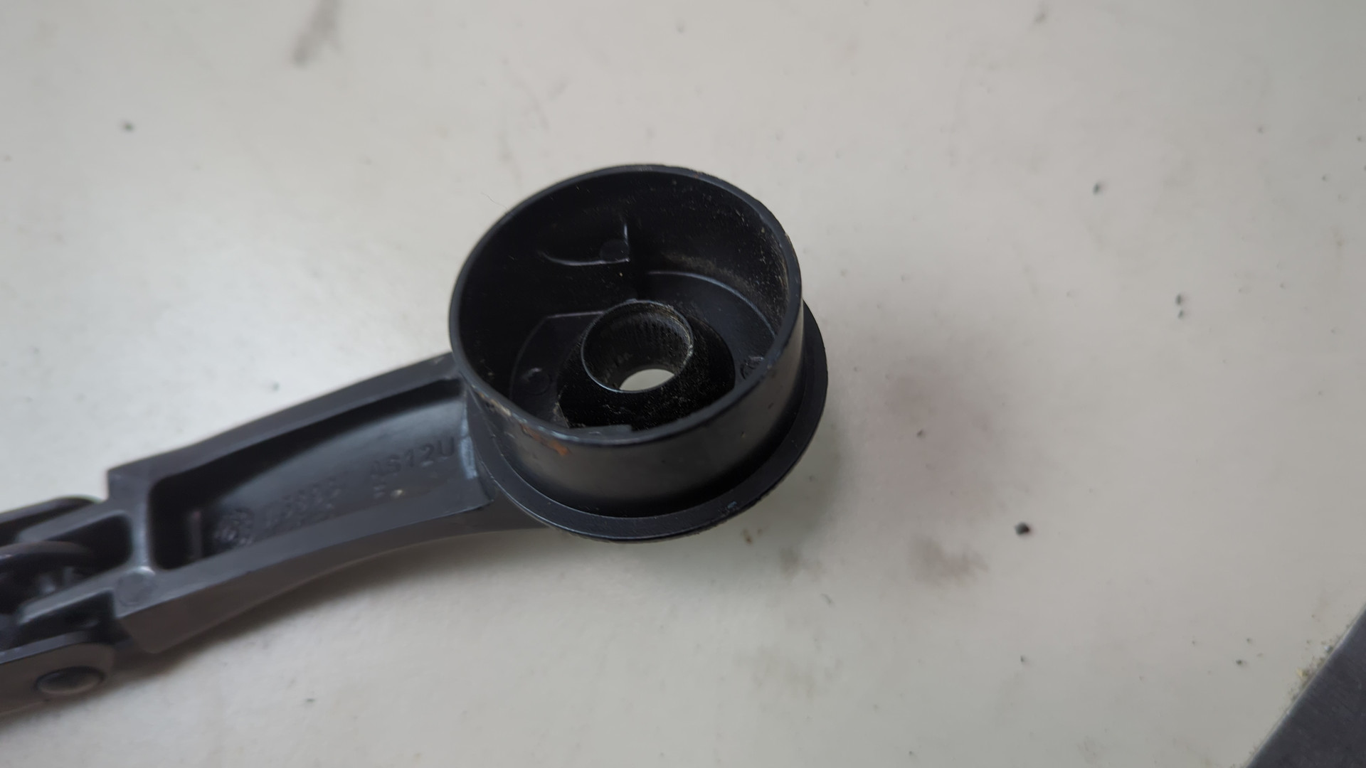 Поводок стеклоочистителя передний левый