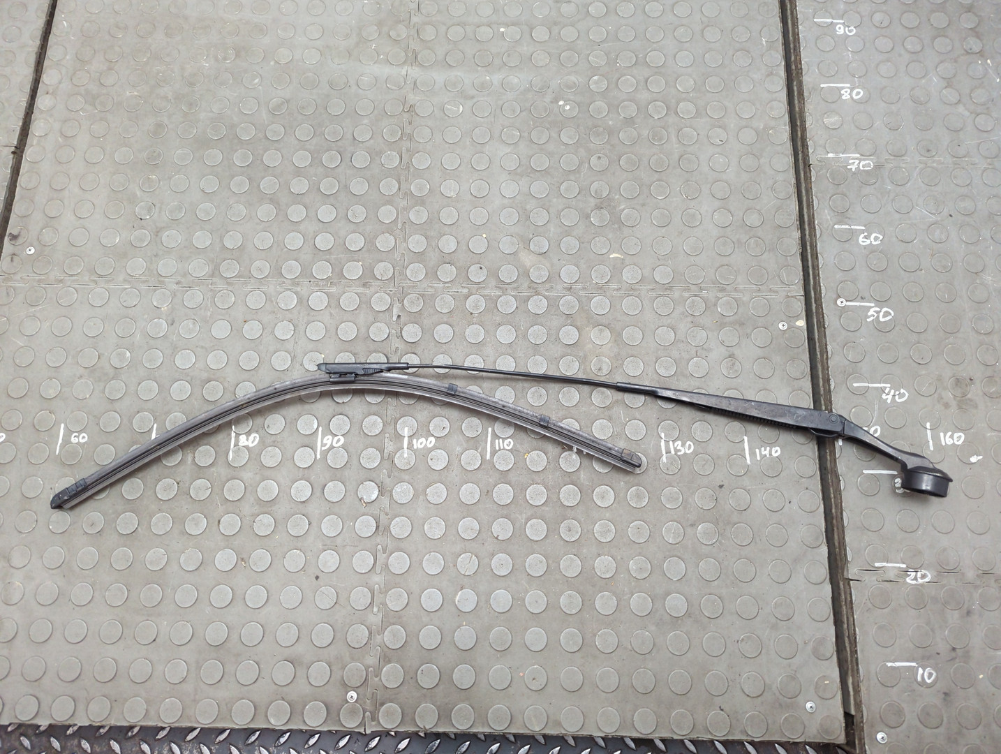 Поводок стеклоочистителя передний правый