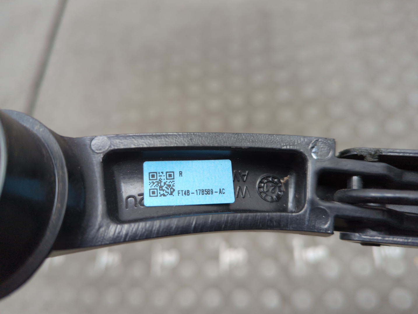 Поводок стеклоочистителя передний правый