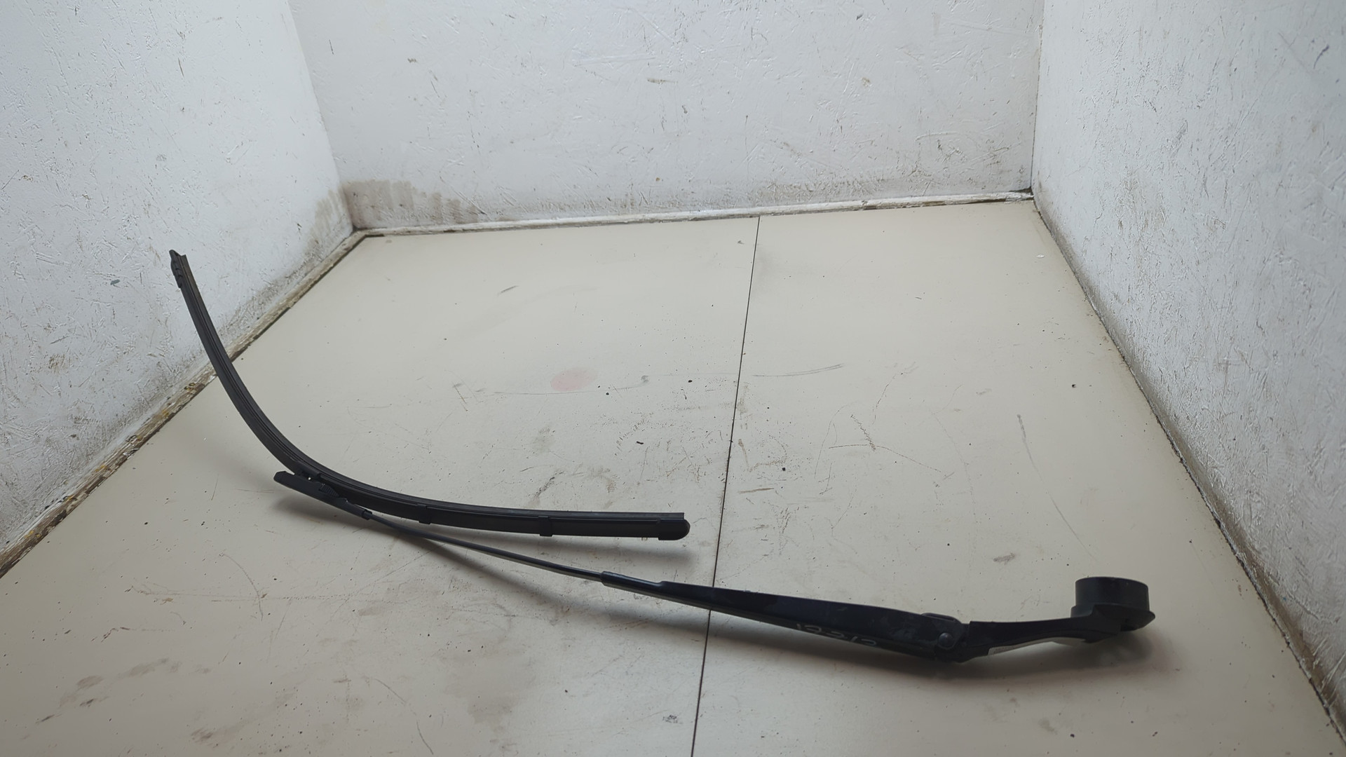 Поводок стеклоочистителя передний правый