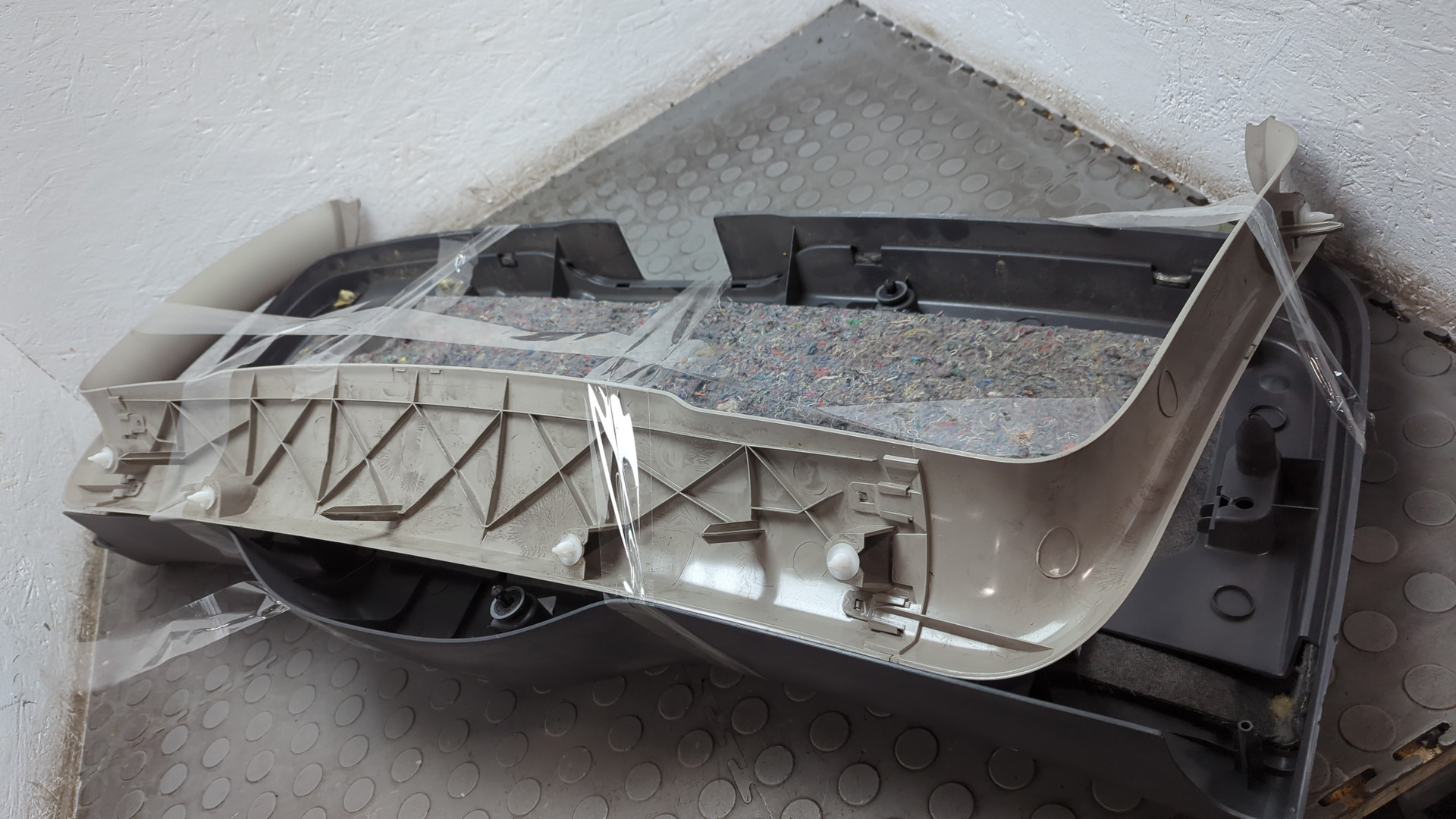 Обшивка двери багажника